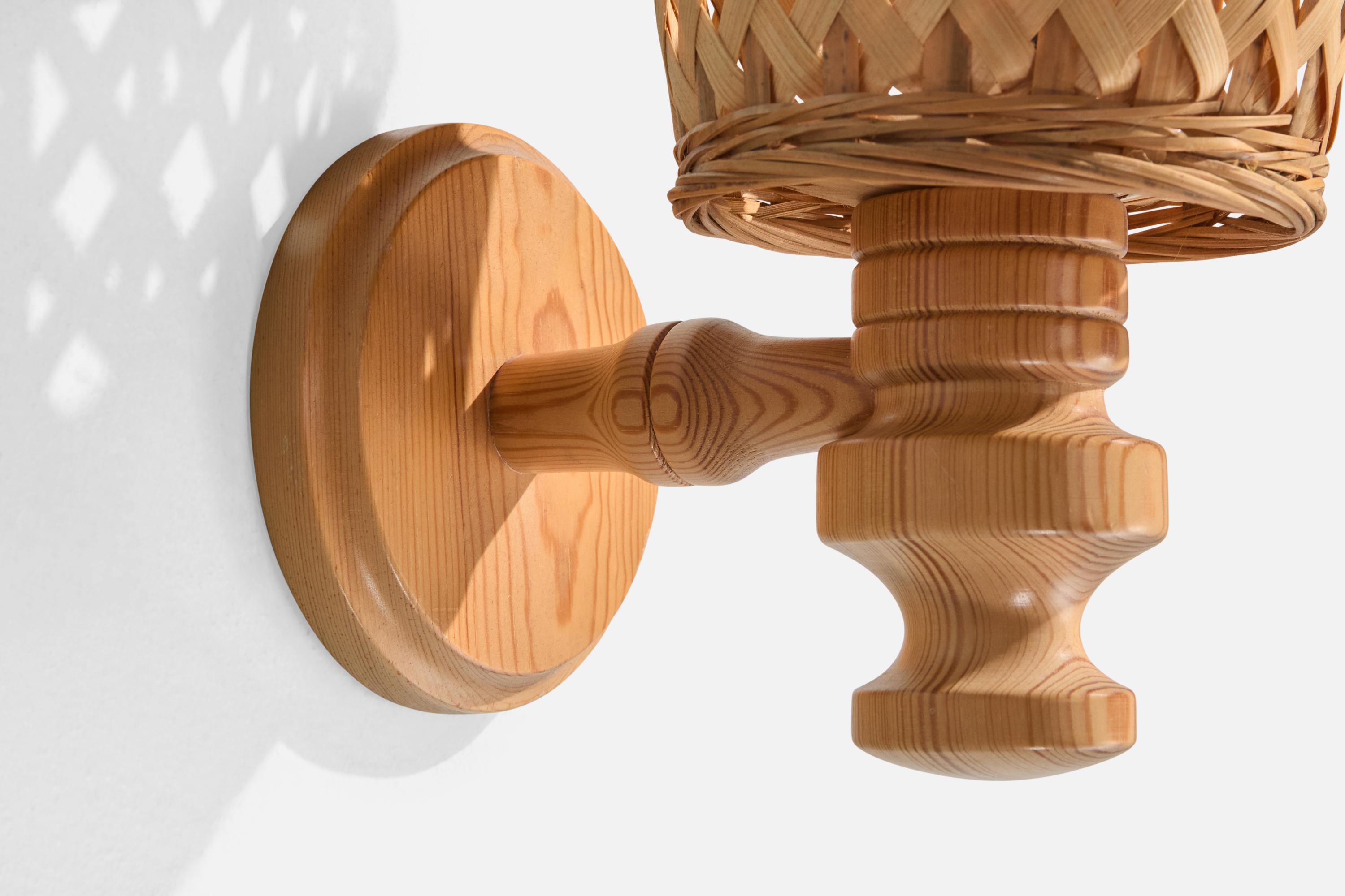 Schwedische Designerin, Wandleuchten, Kiefernholz, Rattan, Schweden, 1970er Jahre im Angebot 1