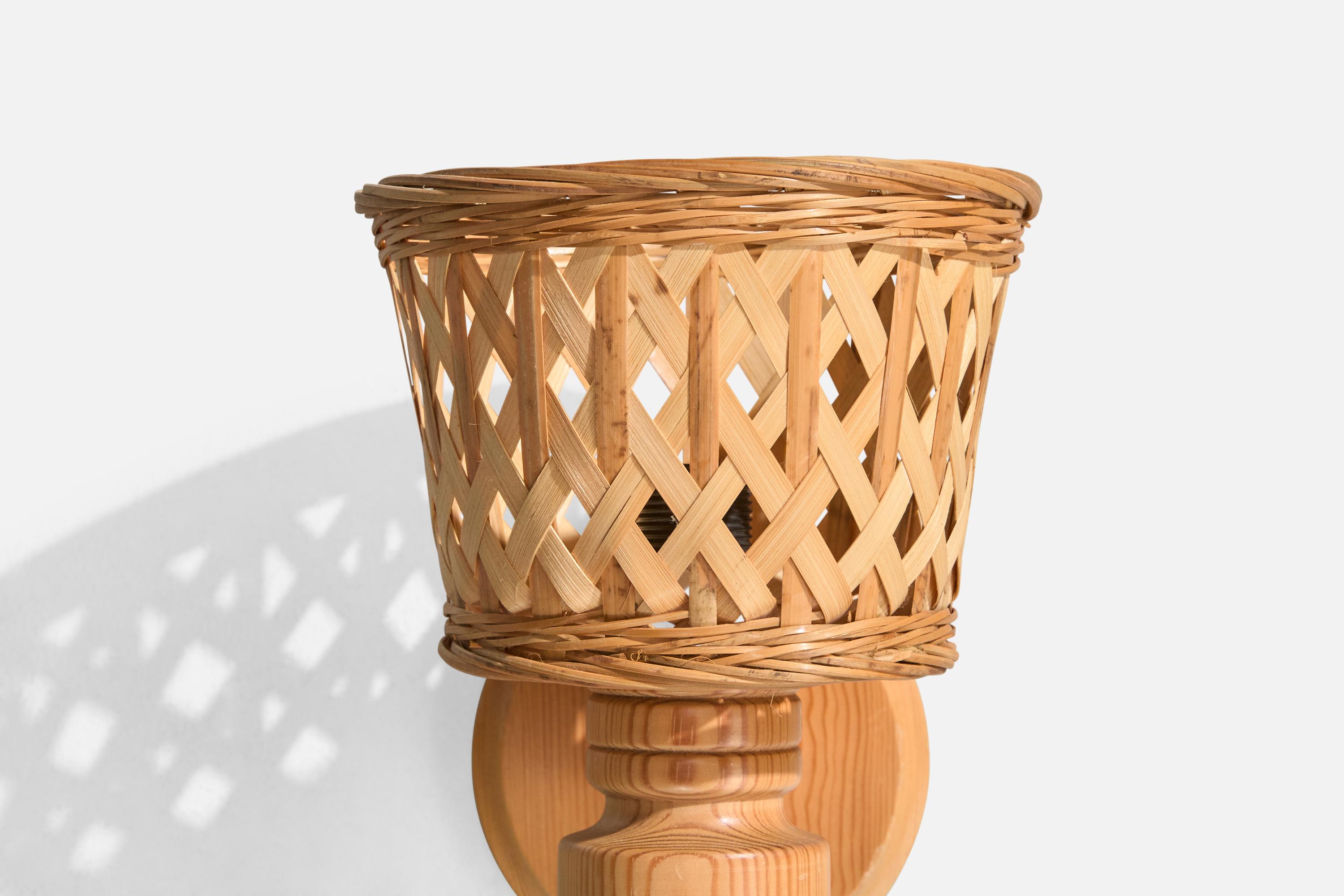 Schwedische Designerin, Wandleuchten, Kiefernholz, Rattan, Schweden, 1970er Jahre im Angebot 2