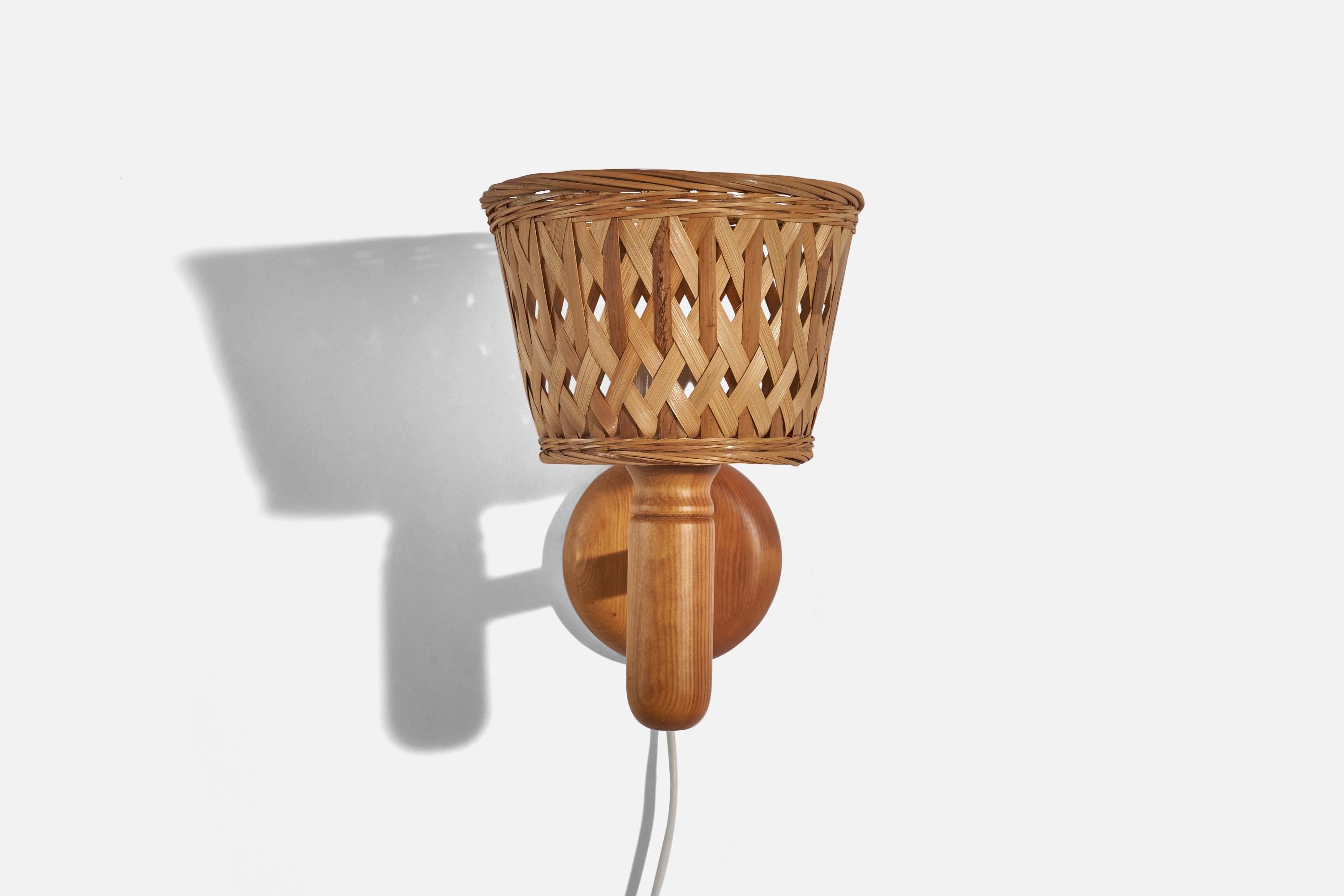 Schwedische Designerin, Wandleuchten, Kiefer, Rattan, Schweden, ca. 1970er Jahre im Zustand „Gut“ im Angebot in High Point, NC