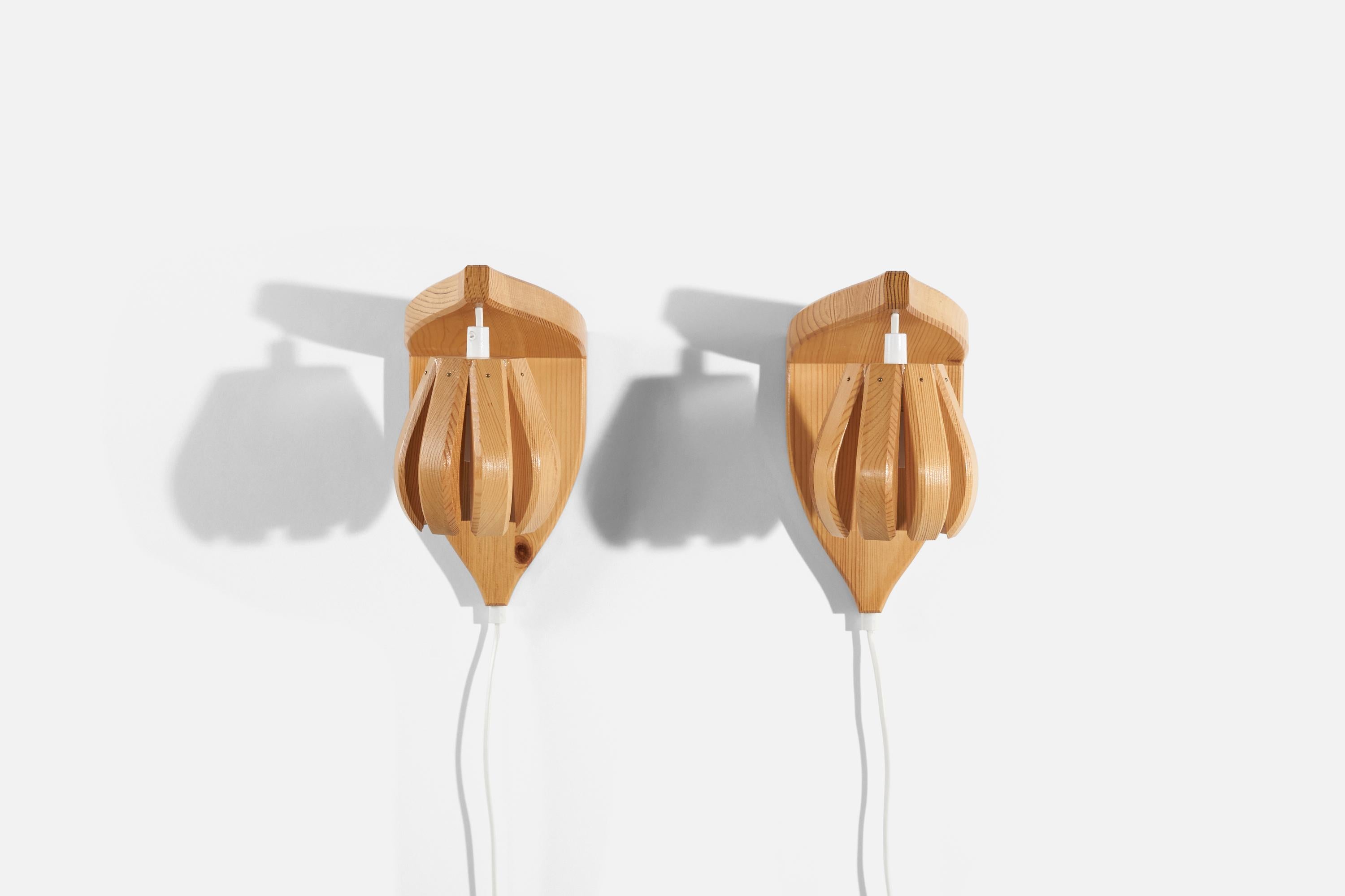 Pareja de apliques de pino diseñados y fabricados en Suecia, años setenta.