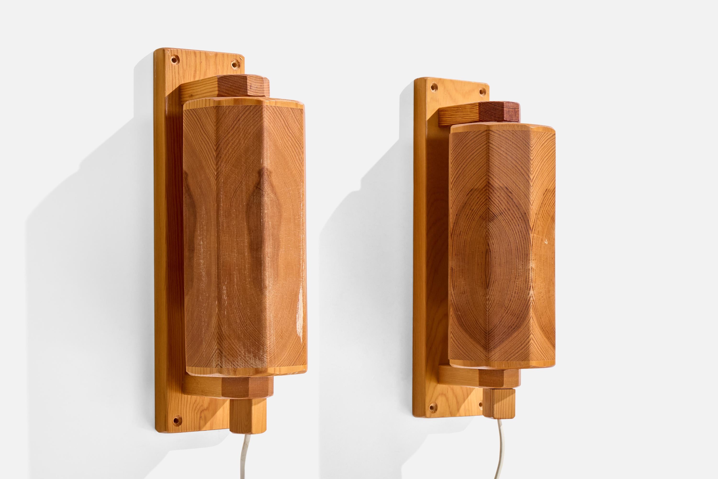 A pair of pine wall lights designed and produced in Sweden, c. 1970s.

Overall Dimensions (Inches): 13.5