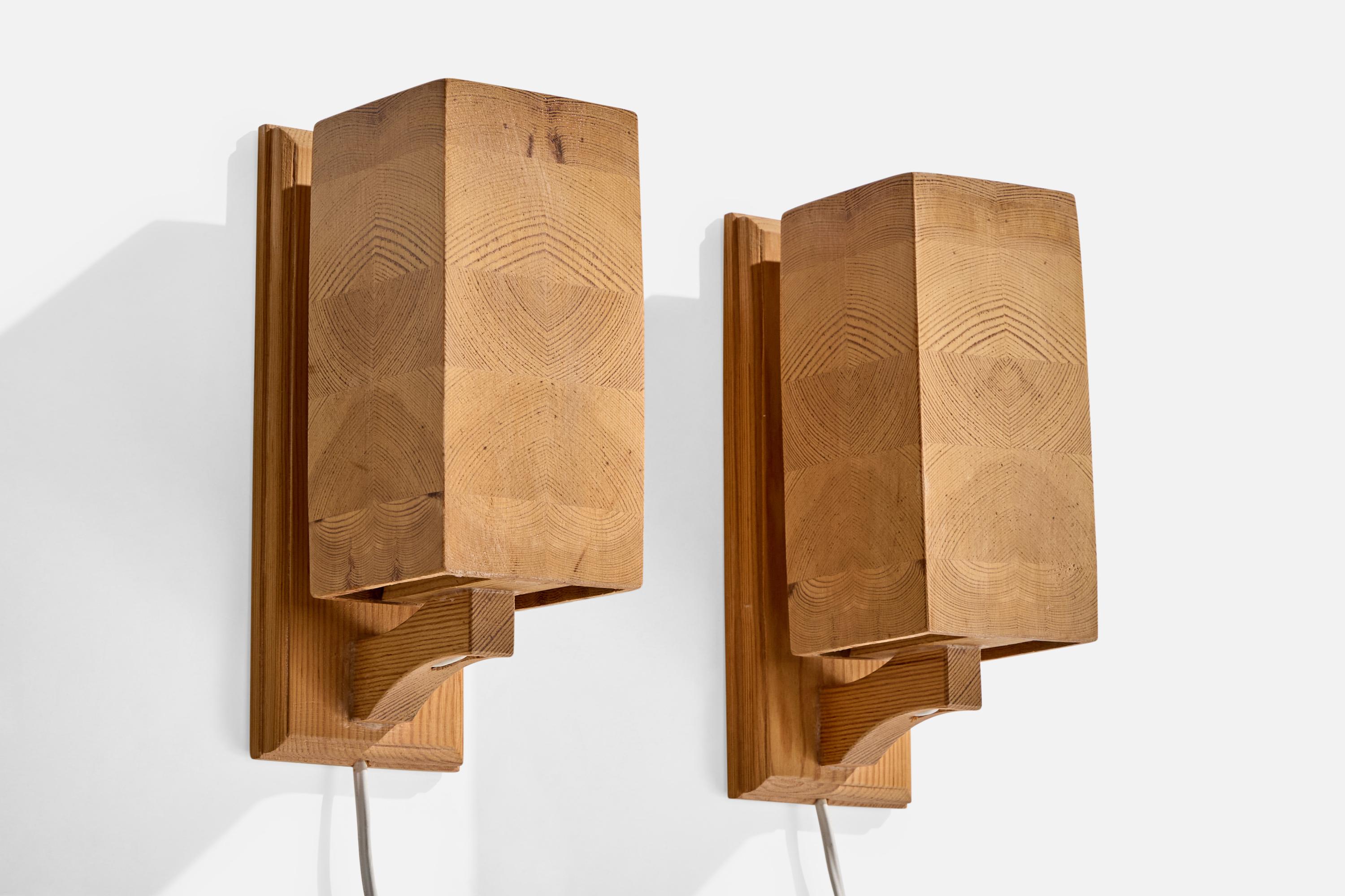 Ein Paar Wandleuchten aus Kiefernholz, entworfen und hergestellt in Schweden, ca. 1970er Jahre.

Gesamtabmessungen (Zoll): 9,5 