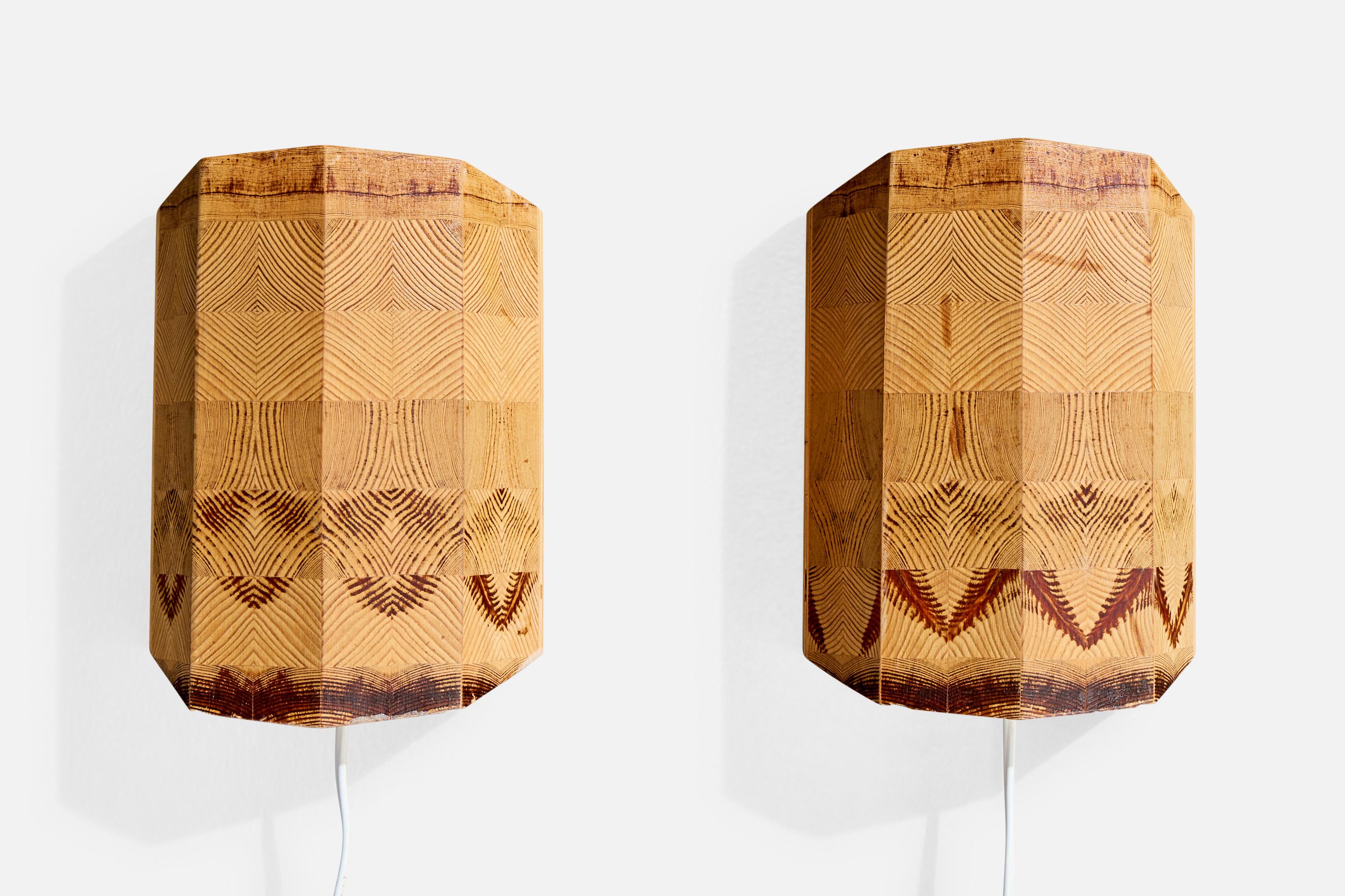 Paire d'appliques en pin conçues et produites en Suède, c. années 1970.

Dimensions globales (en pouces) : 9,78 