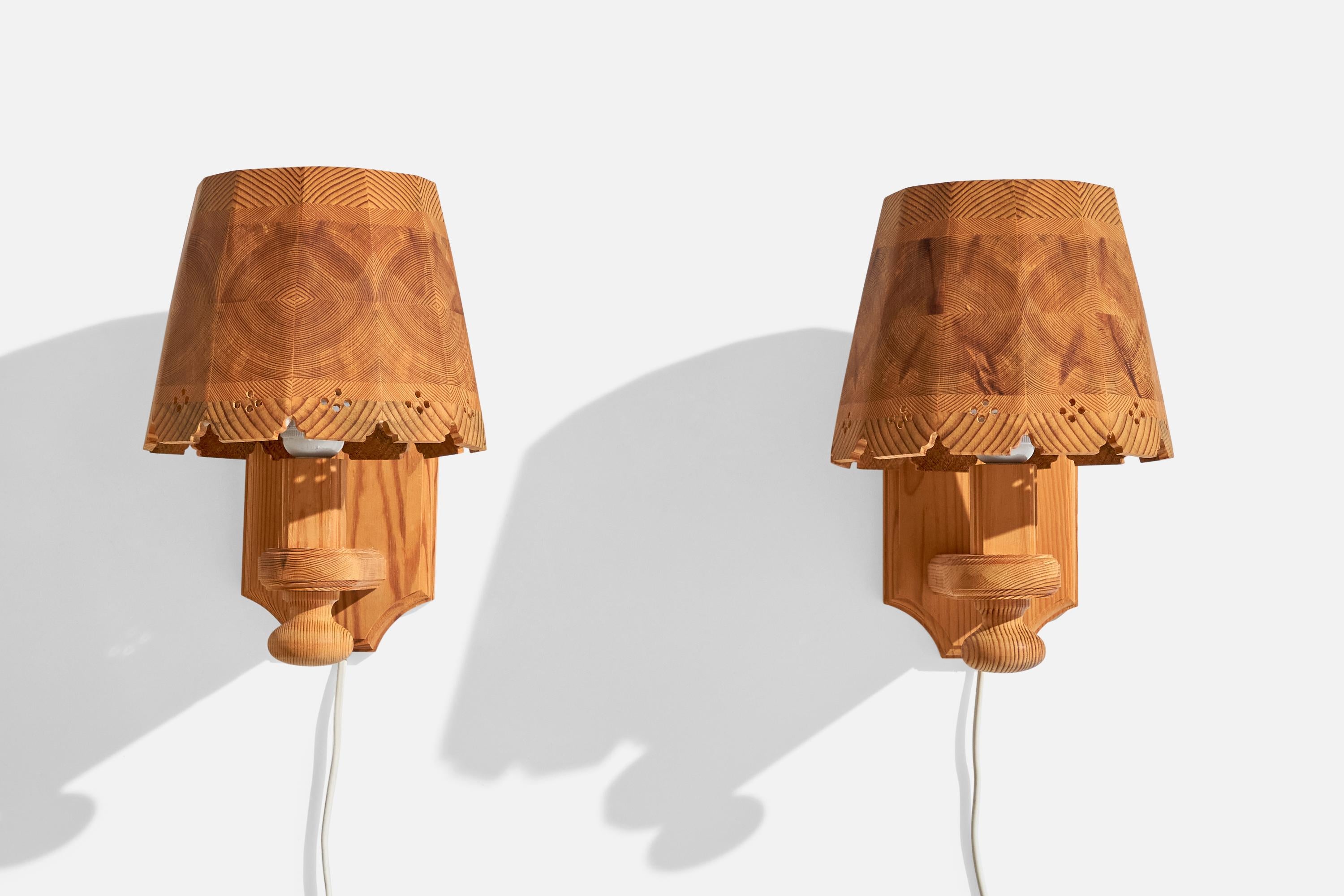 Suédois Designer suédois, lampes murales, pin, Suède, années 1970 en vente