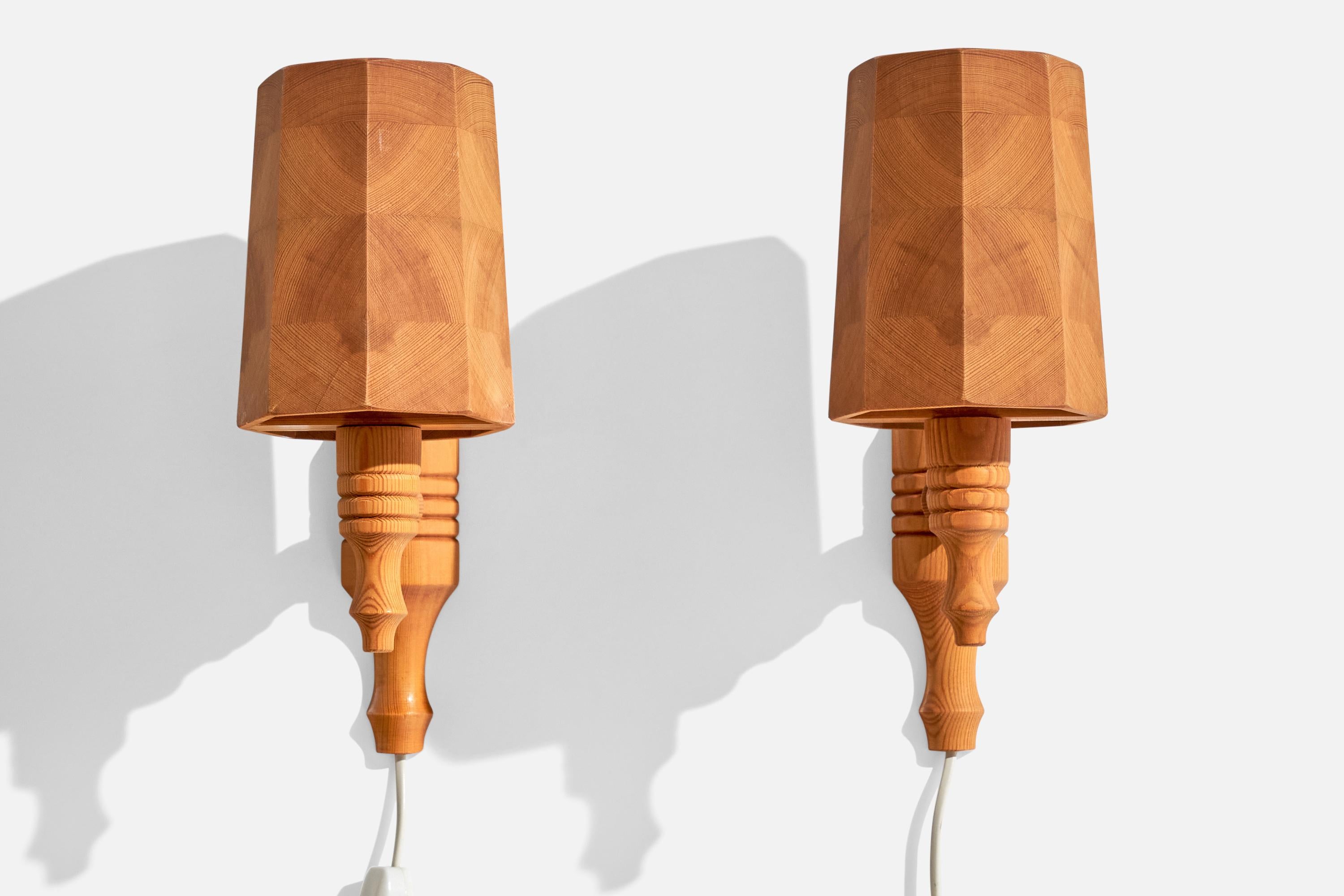 Suédois Designer suédois, lampes murales, pin, Suède, années 1970 en vente