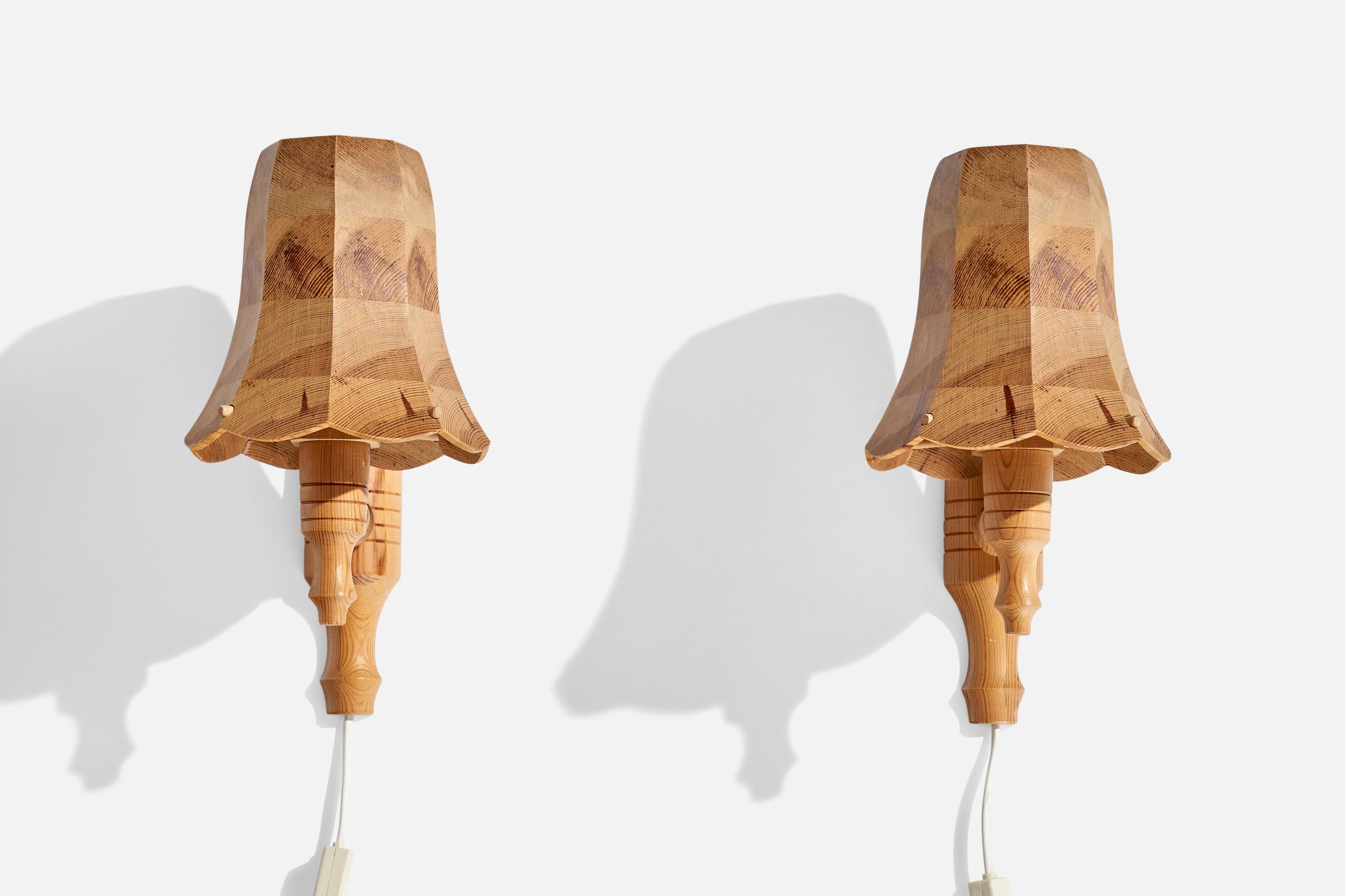 Scandinave moderne Designer suédois, lampes murales, pin, Suède, années 1970 en vente