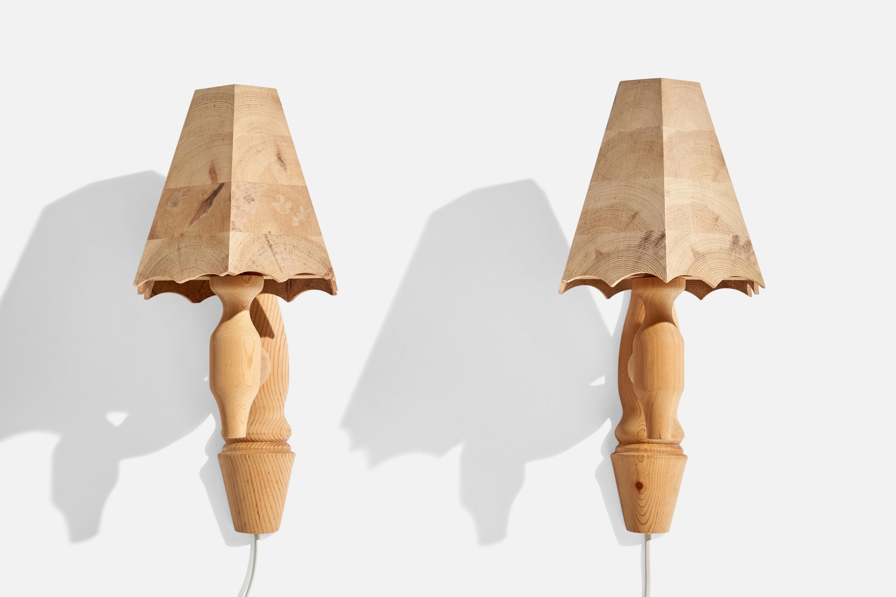 Scandinave moderne Designer suédois, lampes murales, pin, Suède, années 1970 en vente