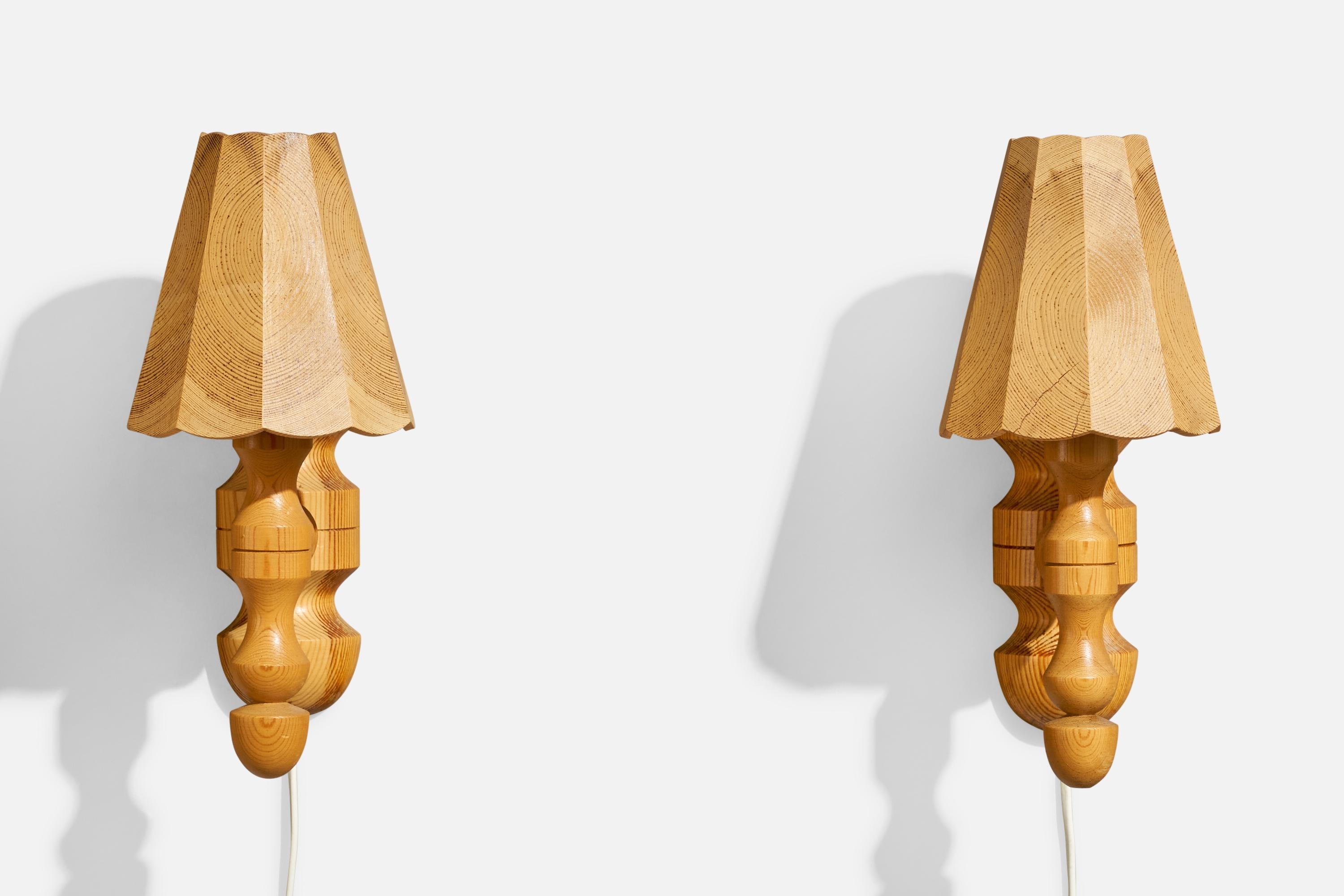 Suédois Designer suédois, lampes murales, pin, Suède, années 1970 en vente
