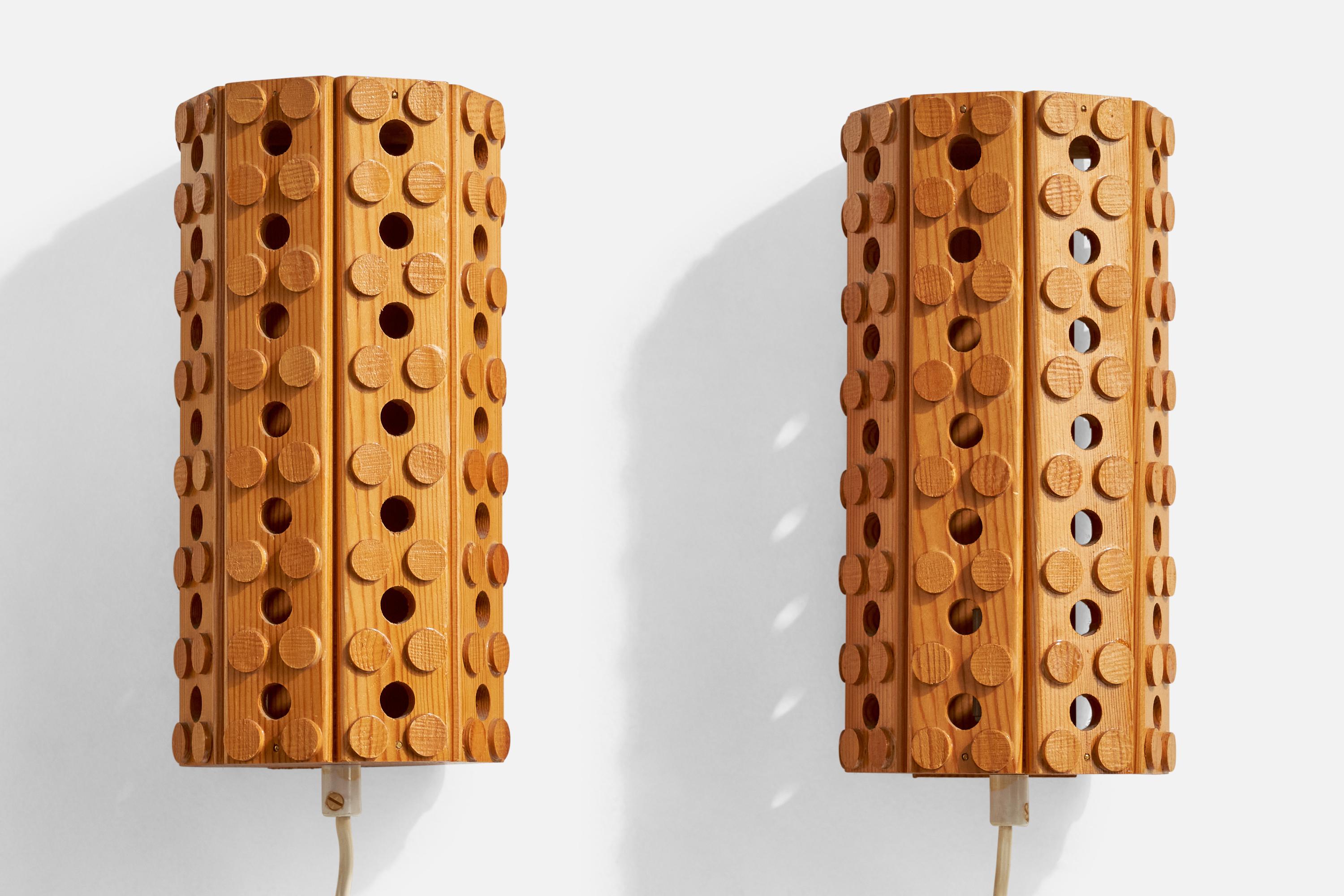 Suédois Designer suédois, lampes murales, pin, Suède, années 1970 en vente