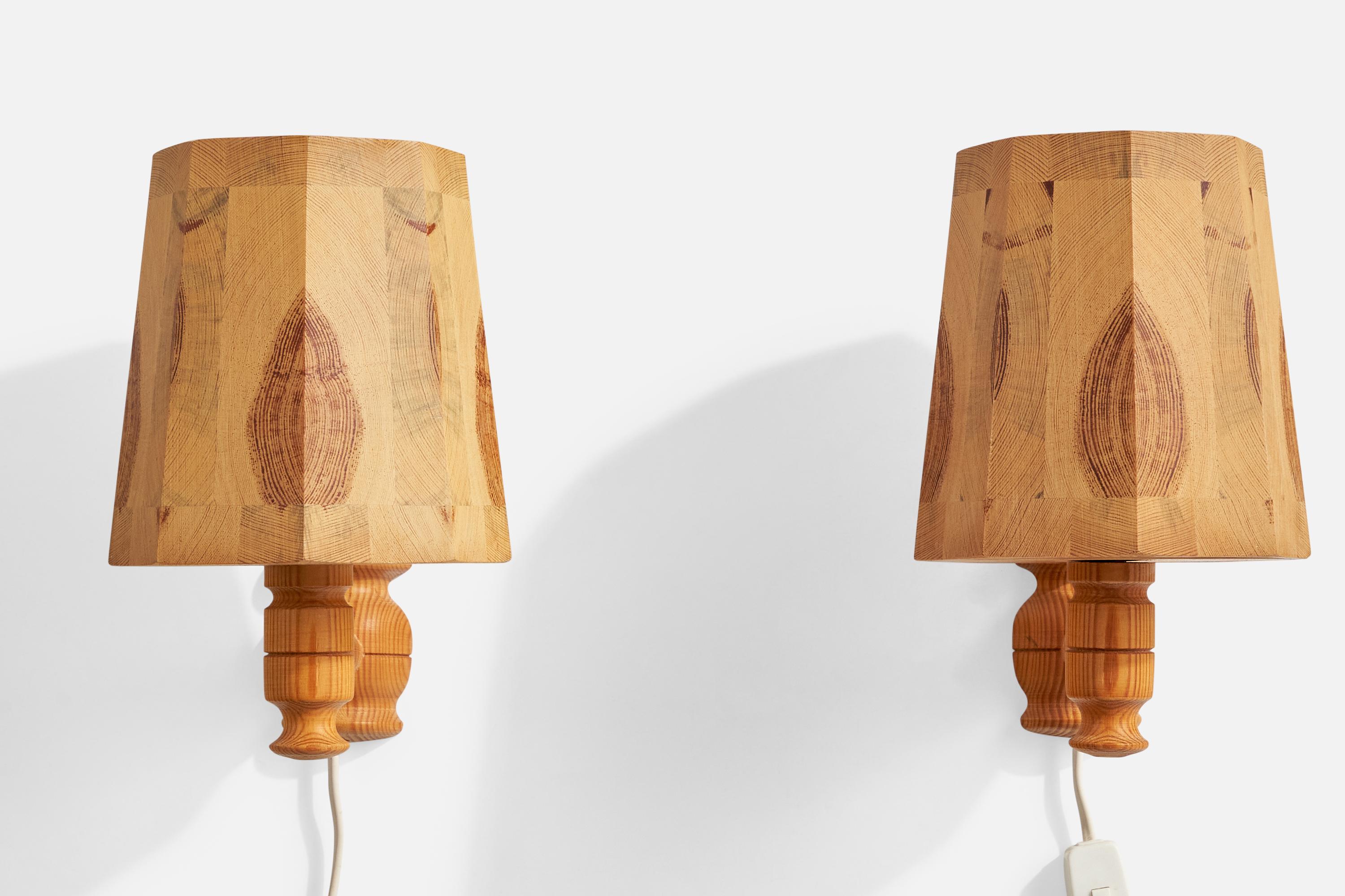 Suédois Designer suédois, lampes murales, pin, Suède, années 1970 en vente