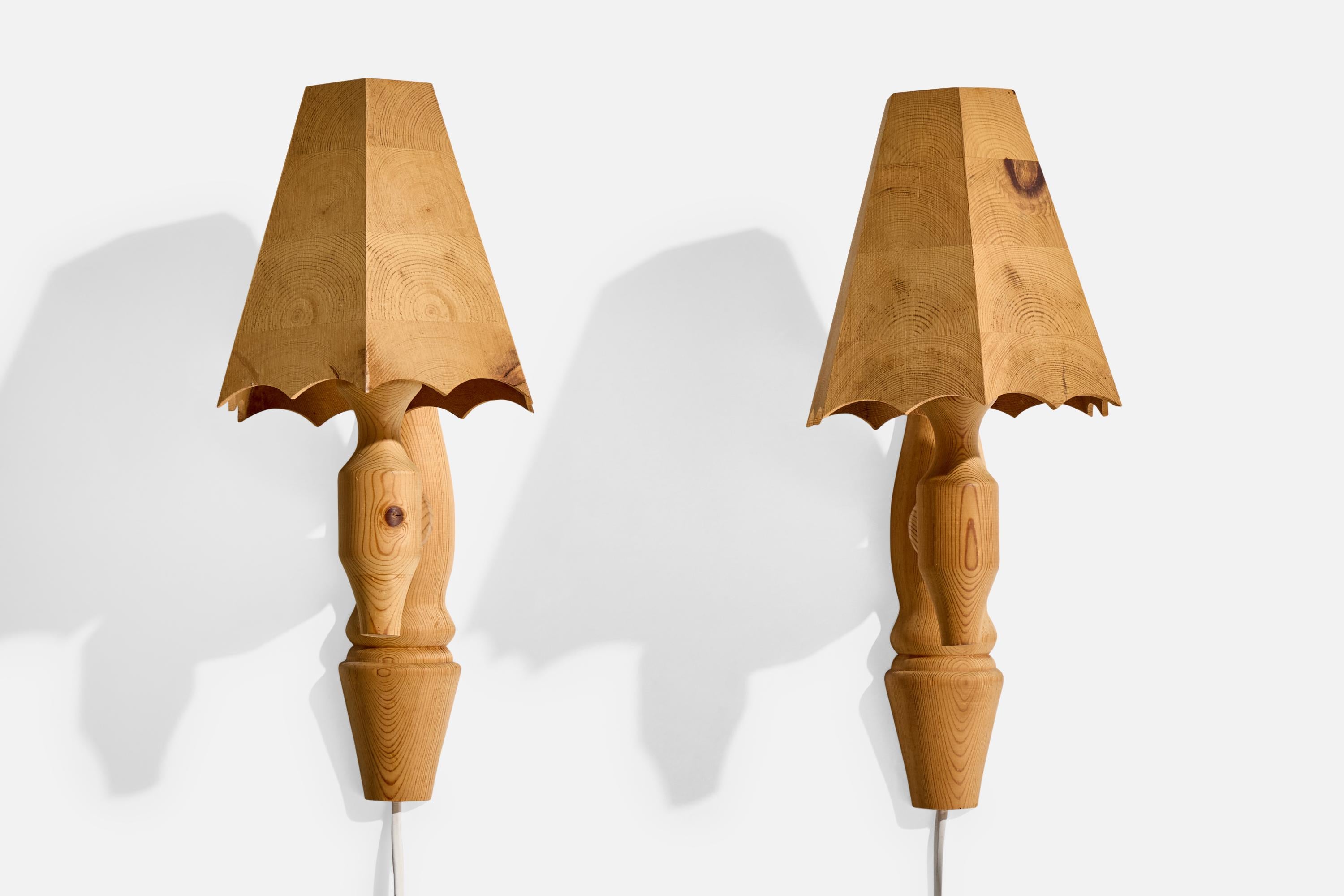 Mid-Century Modern Designer suédois, lampes murales, pin, Suède, années 1970 en vente