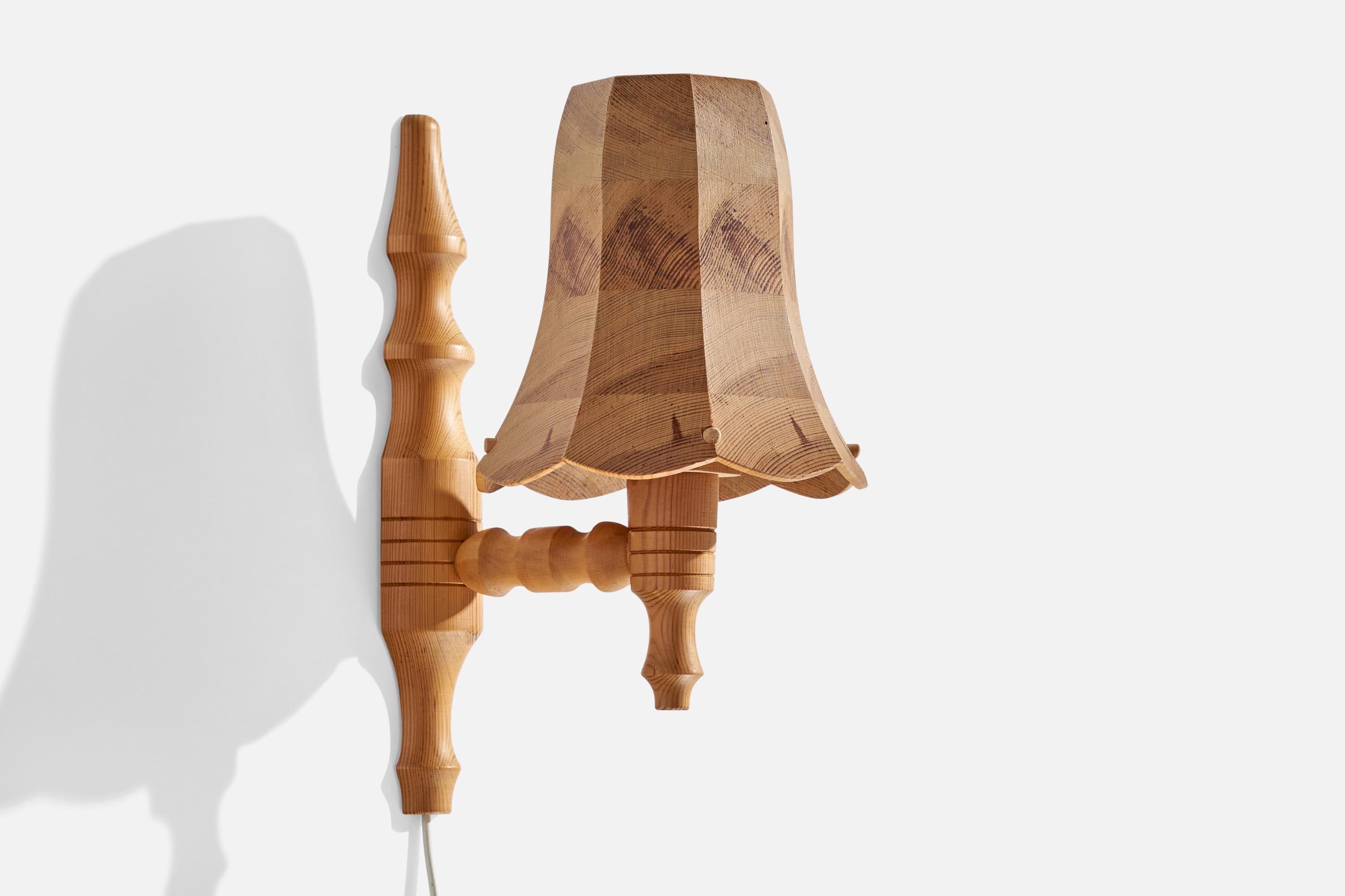 Suédois Designer suédois, lampes murales, pin, Suède, années 1970 en vente