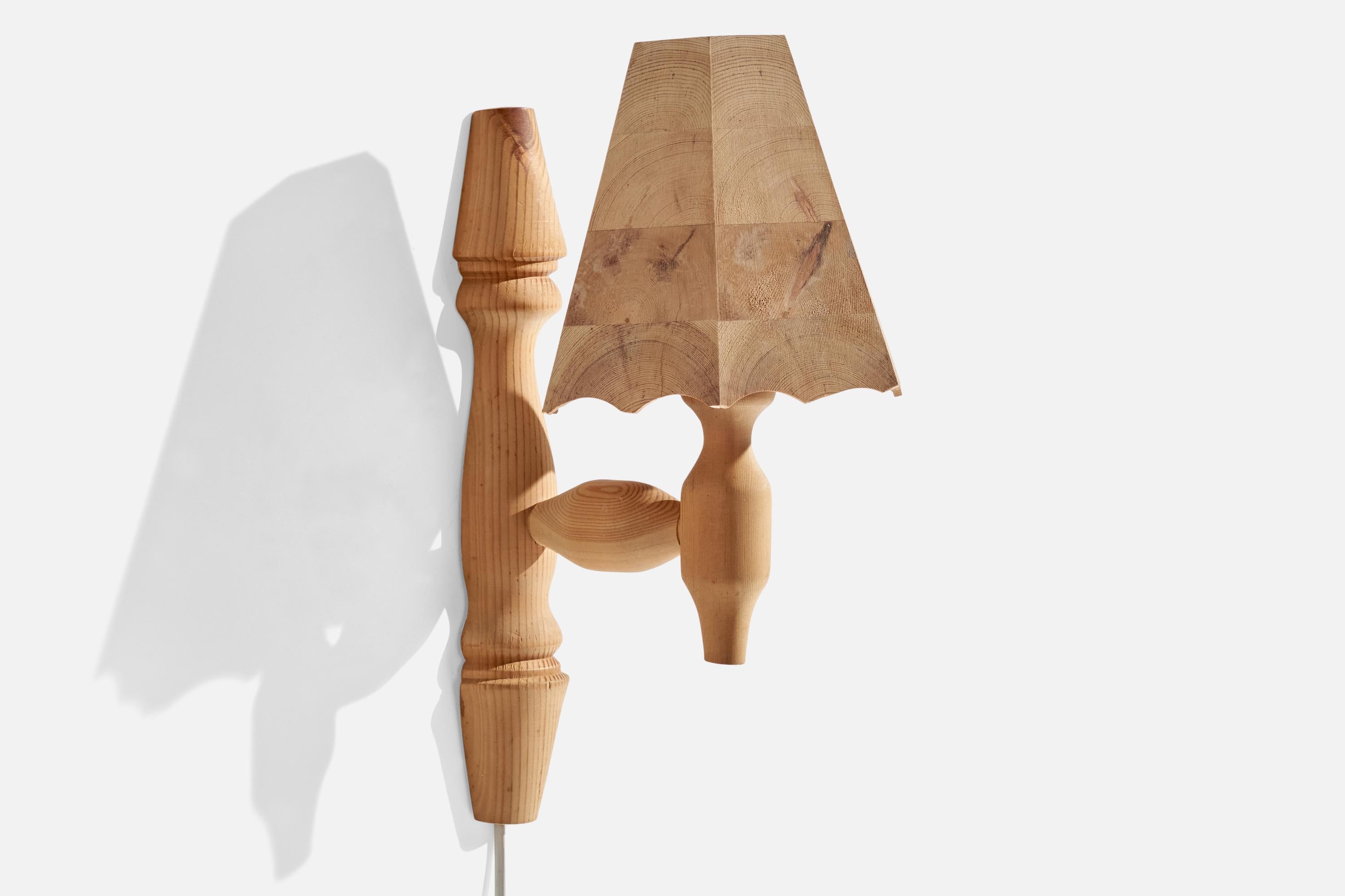 Suédois Designer suédois, lampes murales, pin, Suède, années 1970 en vente