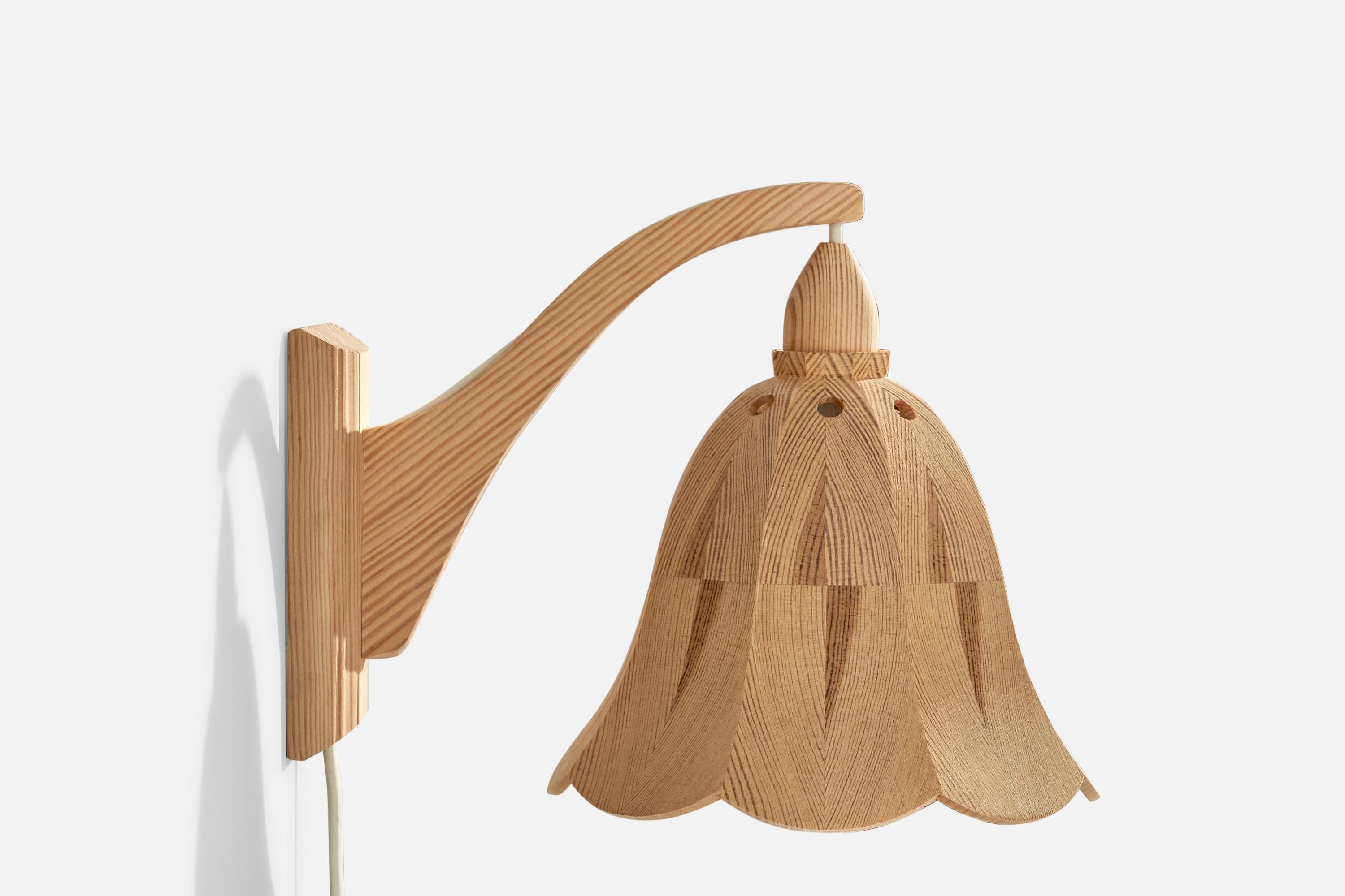 Fin du 20e siècle Designer suédois, lampes murales, pin, Suède, années 1970 en vente