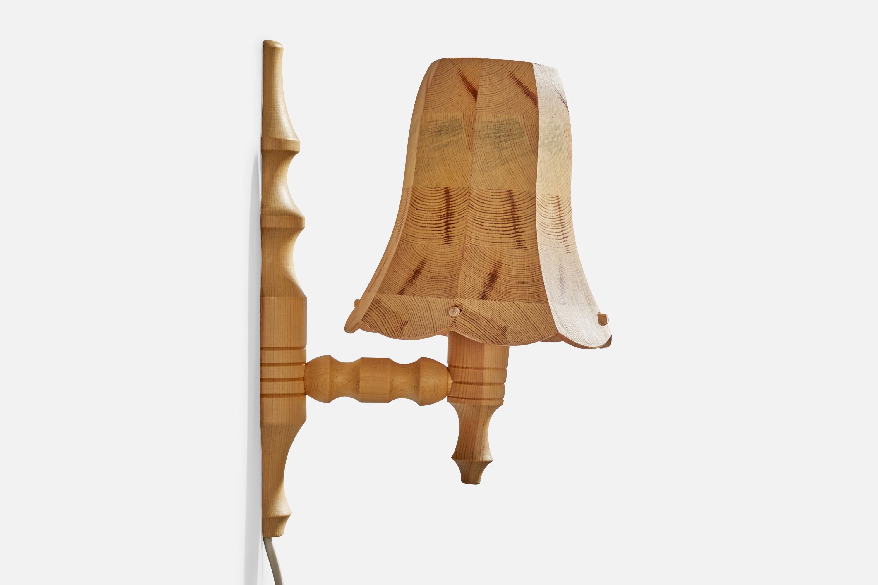 Fin du 20e siècle Designer suédois, lampes murales, pin, Suède, années 1970 en vente
