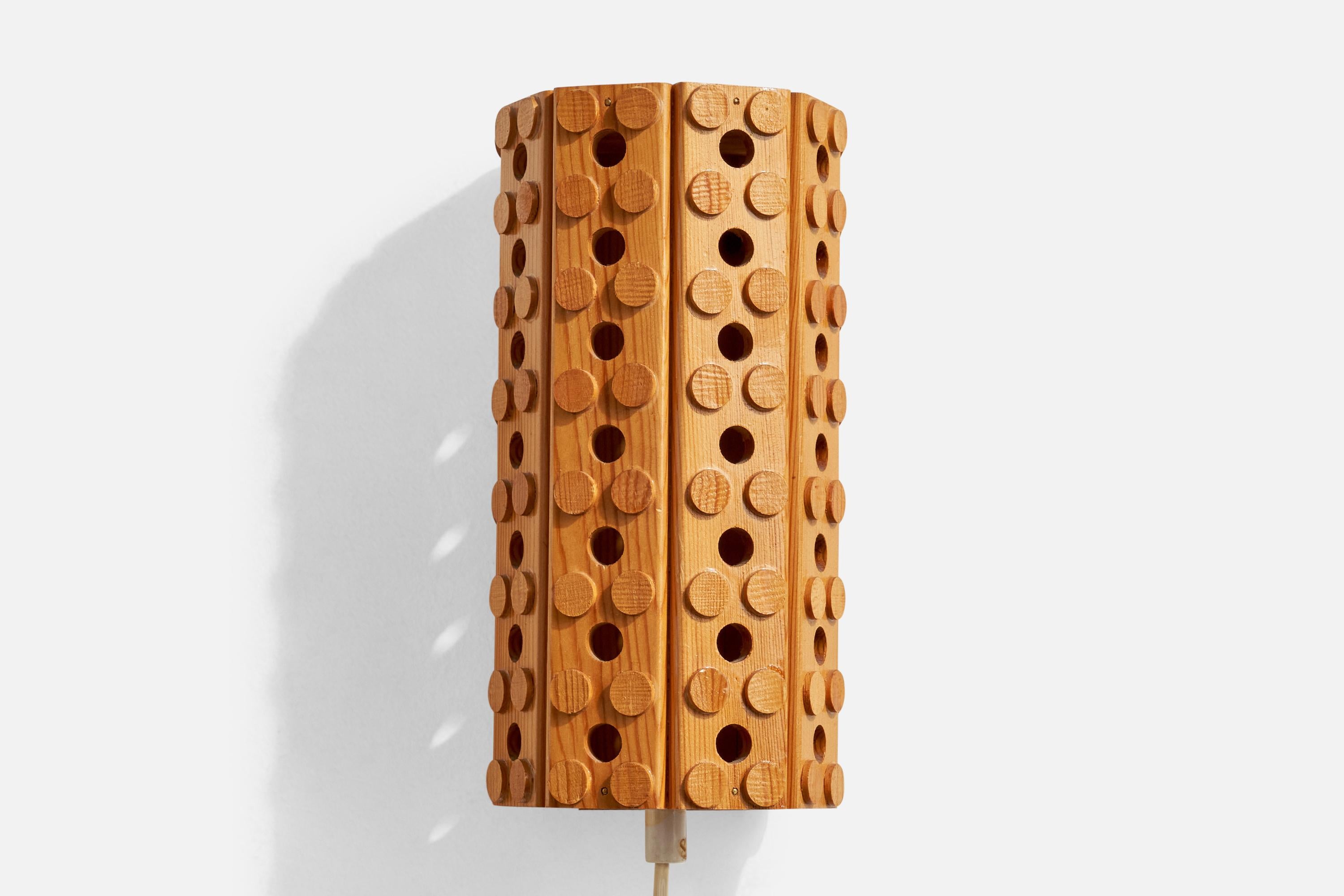 Fin du 20e siècle Designer suédois, lampes murales, pin, Suède, années 1970 en vente