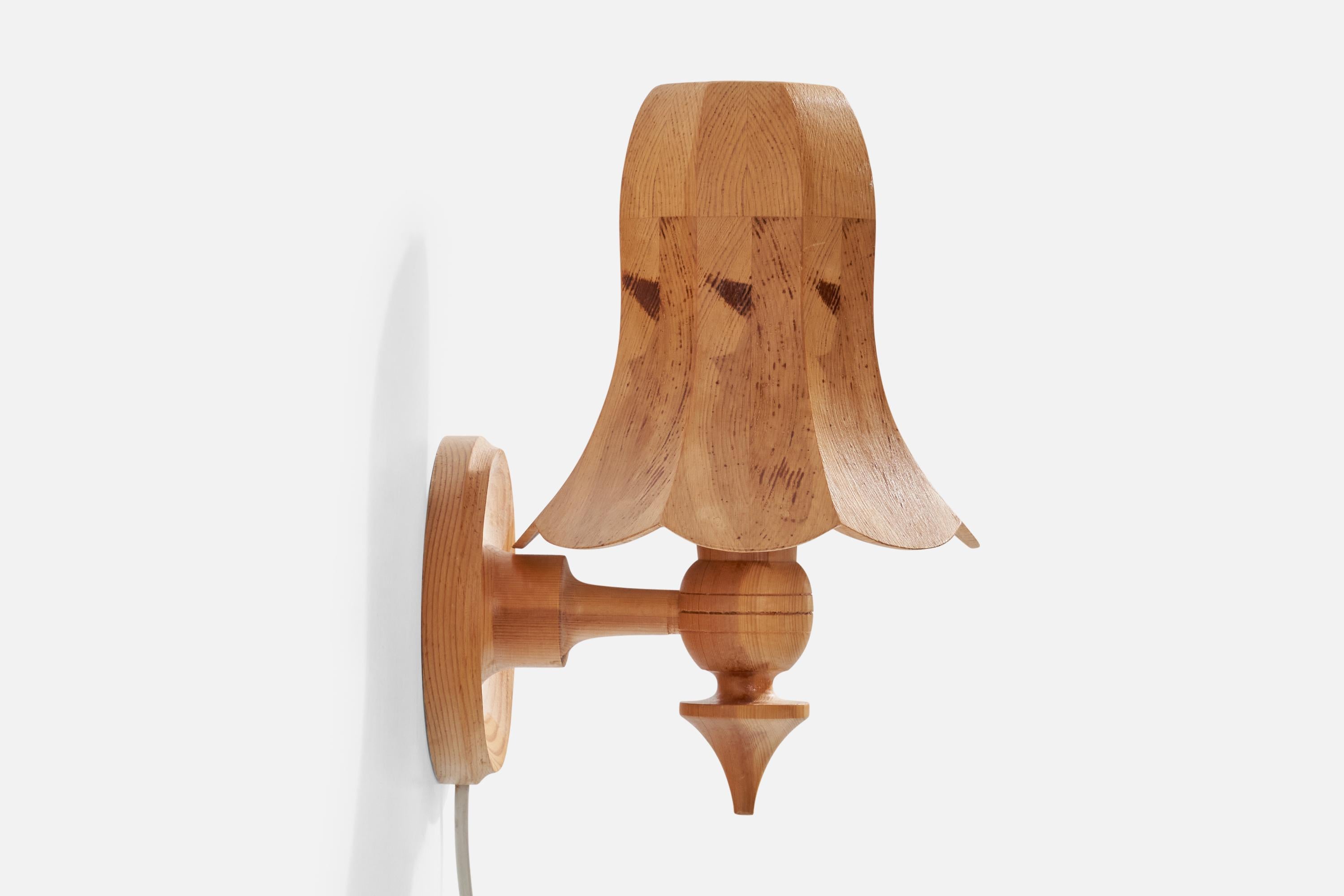 Fin du 20e siècle Designer suédois, lampes murales, pin, Suède, années 1970 en vente