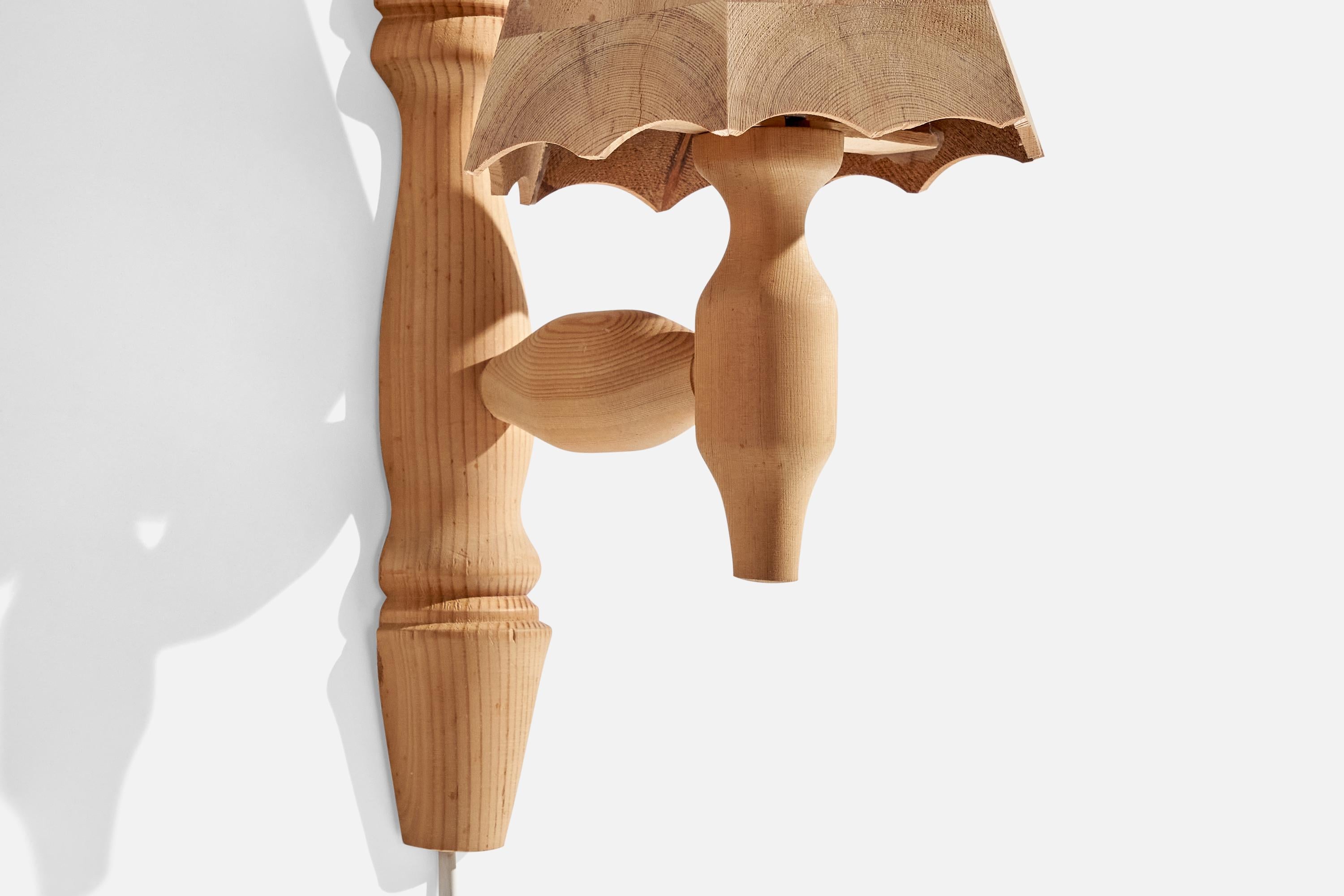 Fin du 20e siècle Designer suédois, lampes murales, pin, Suède, années 1970 en vente