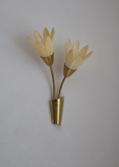 Designer suédois:: Appliques / Sconces:: Laiton:: Acrylique blanc:: Suède:: 1950s