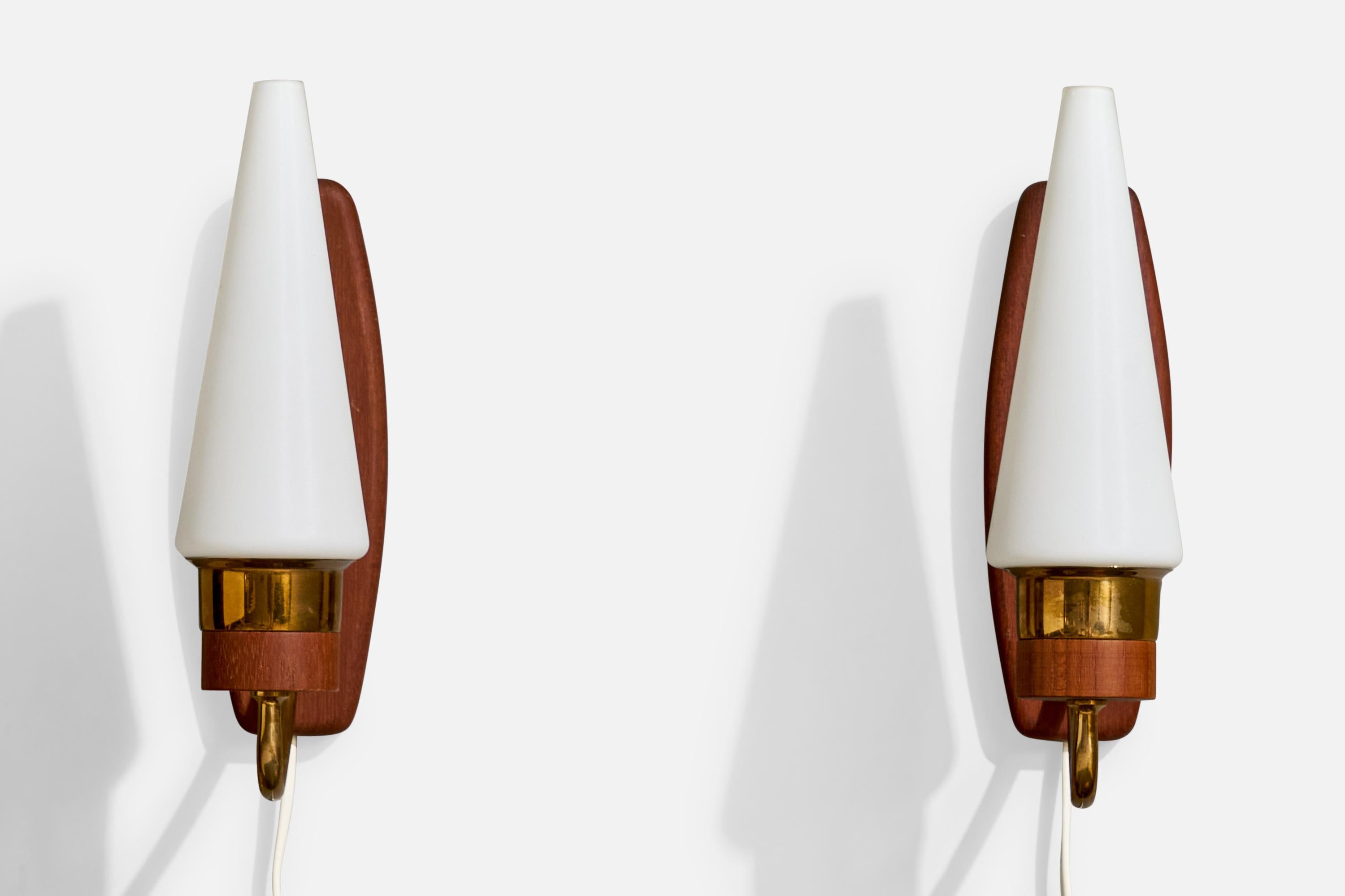 Suédois Design/One, Lights, Teck, Laiton, Verre, Suède, années 1950 en vente