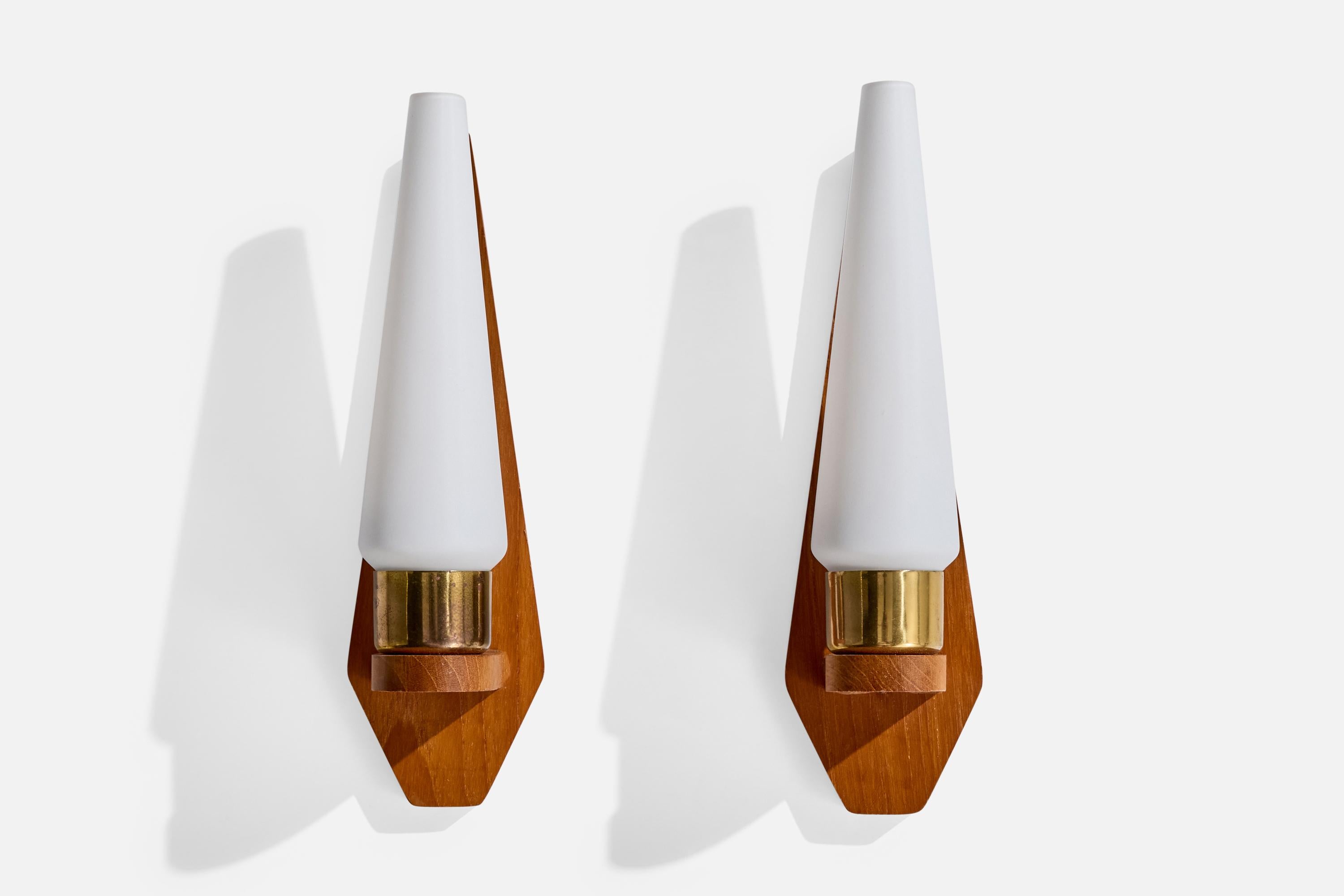 Swedish Designer, Wall Lights, Teak, Brass, Glass, Sweden, 1950s (Moderne der Mitte des Jahrhunderts) im Angebot