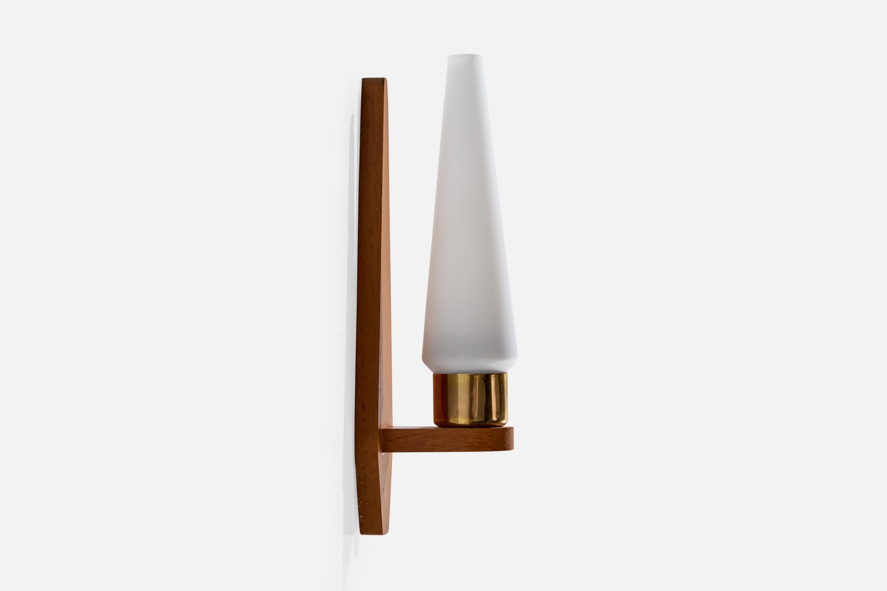 Swedish Designer, Wall Lights, Teak, Brass, Glass, Sweden, 1950s (Mitte des 20. Jahrhunderts) im Angebot