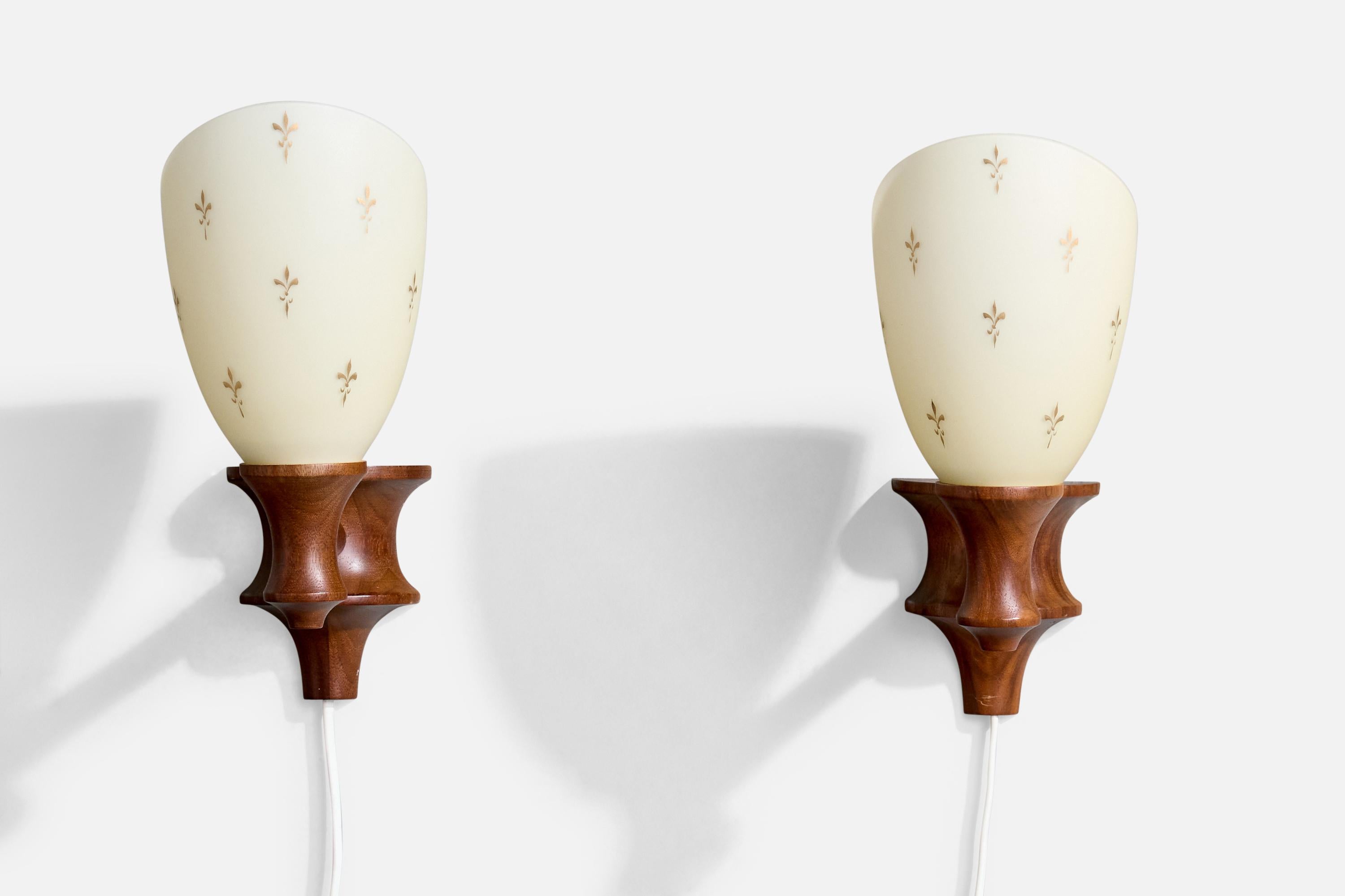 Schwedischer Designer, Wandleuchten, Teakholz, Glas, Schweden, 1960er Jahre (Moderne der Mitte des Jahrhunderts) im Angebot