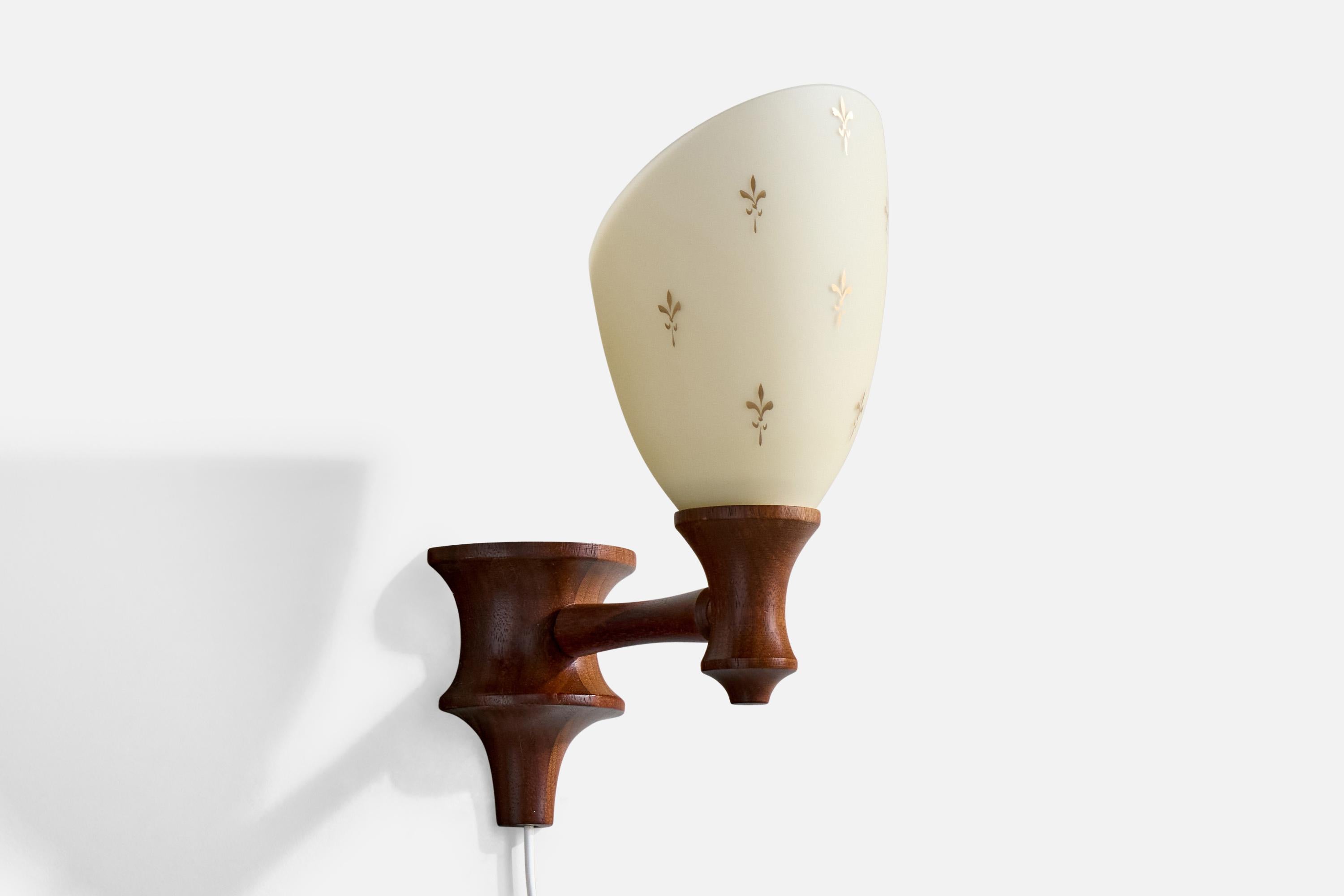 Schwedischer Designer, Wandleuchten, Teakholz, Glas, Schweden, 1960er Jahre im Zustand „Gut“ im Angebot in High Point, NC