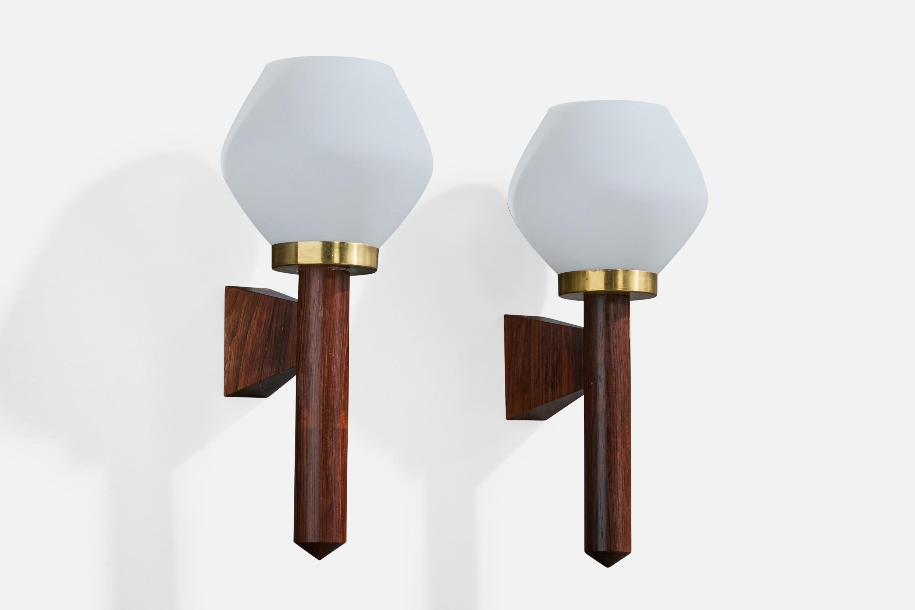 Paire d'appliques en bois, laiton et verre opalin blanc conçues et produites en Suède, c.C. 1960.

Dimensions globales (en pouces) : 13,0 