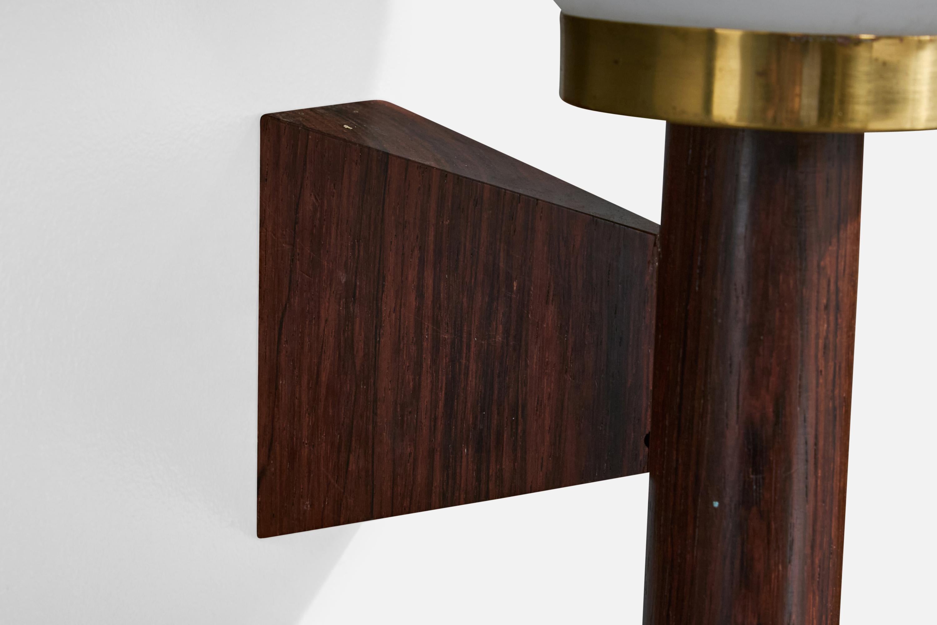 Milieu du XXe siècle Design/One, appliques murales, Wood, laiton, verre, Suède, années 1960 en vente