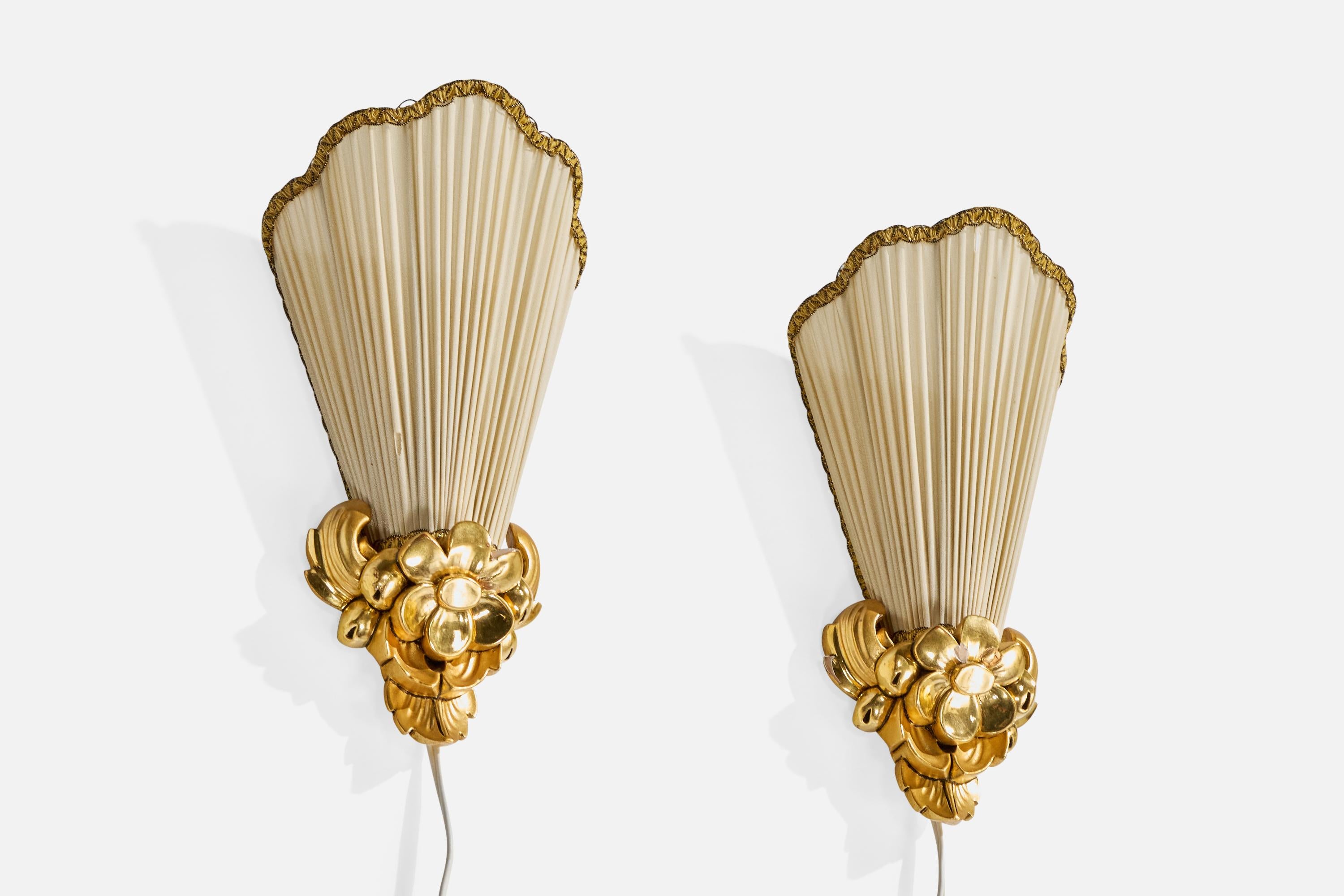 Coppia di applique in legno o gesso dipinto d'oro e tessuto beige progettate e prodotte in Svezia, anni '40 circa.

Dimensioni complessive (pollici): 10.875 