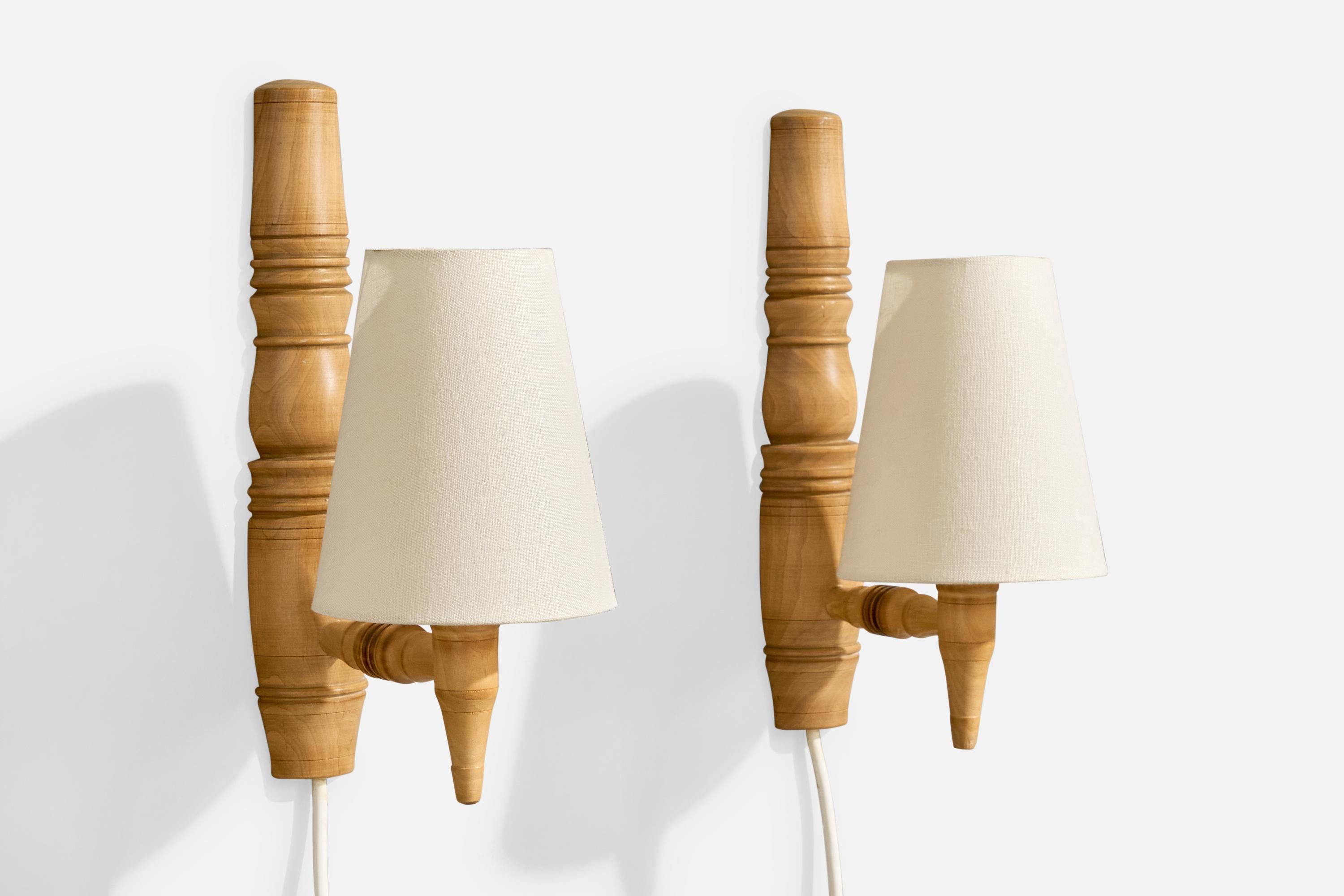 Paire d'appliques en bois et tissu blanc conçues et produites en Suède, vers les années 1960.

Dimensions globales (en pouces) : 12,25