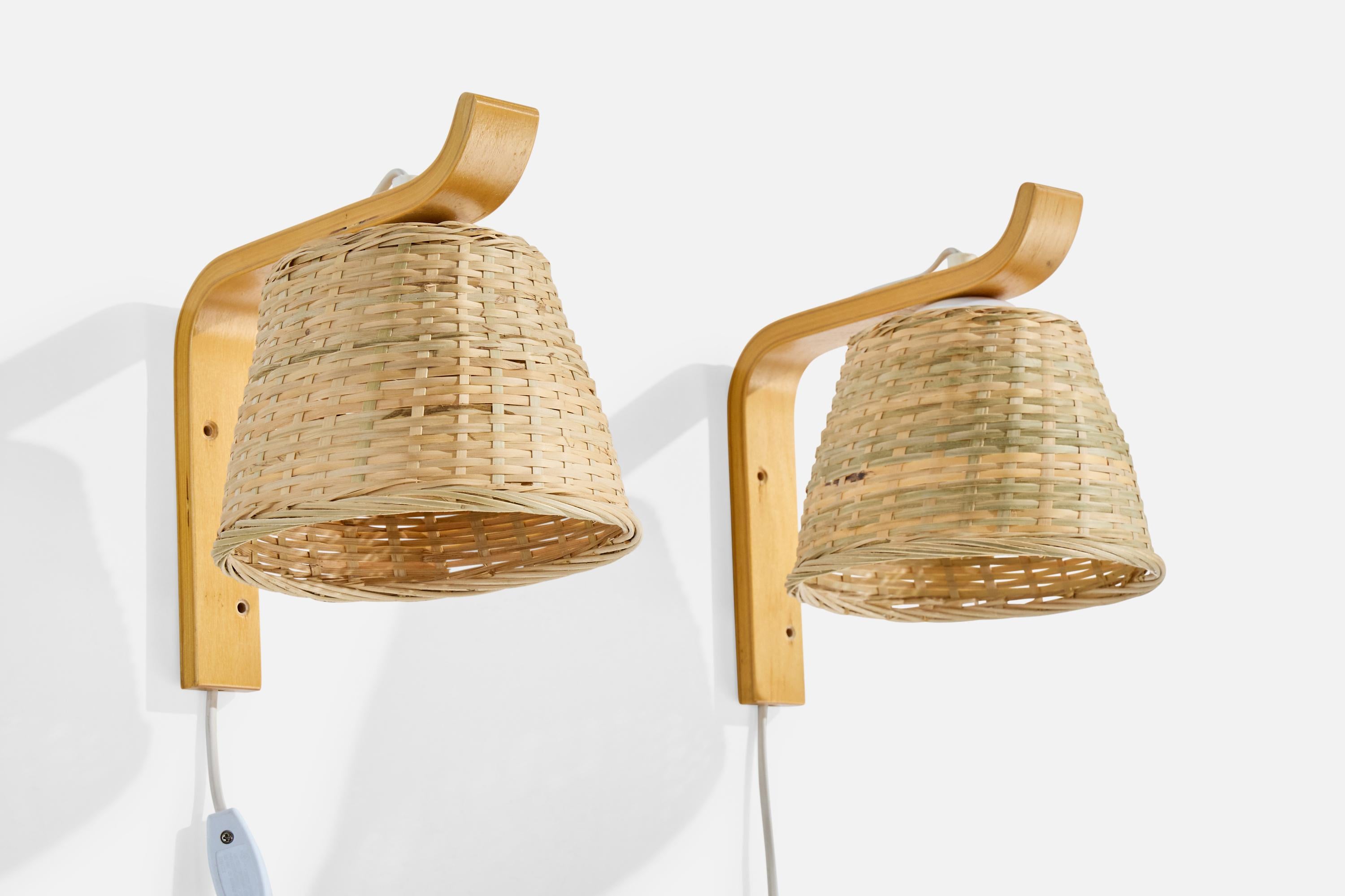 Coppia di lampade da parete in legno curvo e rattan modellato, progettate e prodotte in Svezia, anni '70 circa.

Usura coerente con l'età e l'uso

Dimensioni complessive (pollici): 9,0 