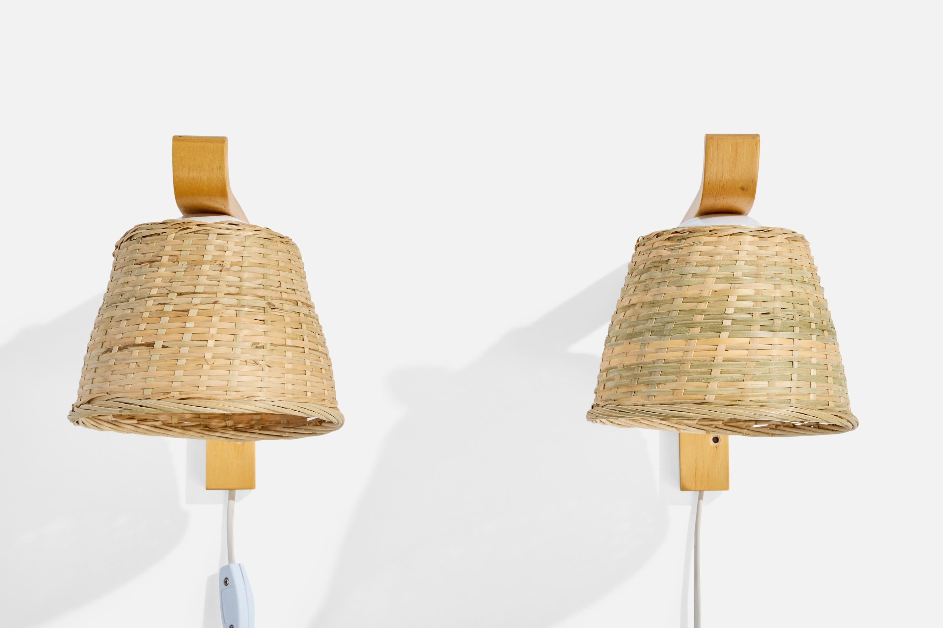 Mid-Century moderno Designer svedese, lampade da parete, legno, rattan, Svezia, anni '70 in vendita