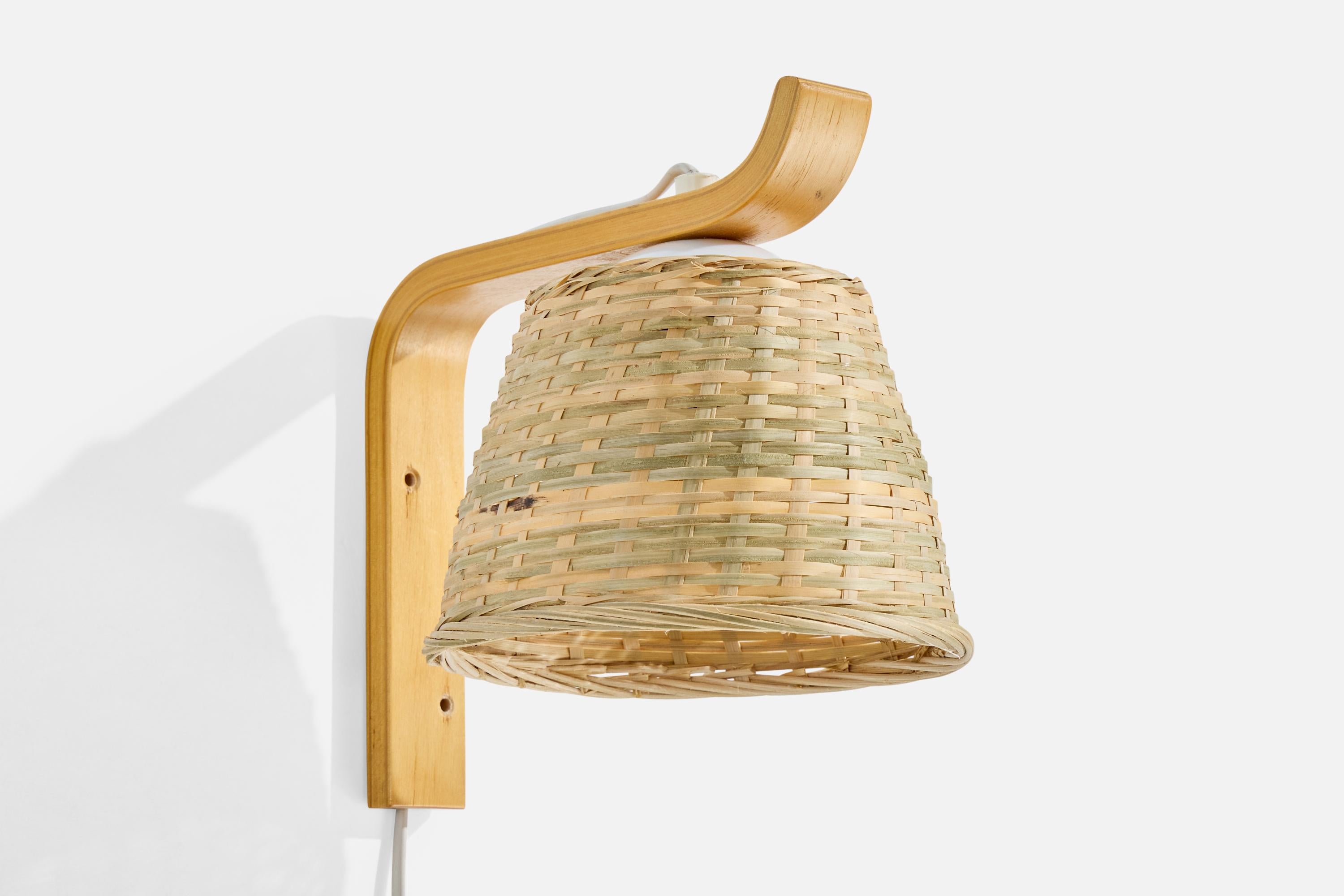 Svedese Designer svedese, lampade da parete, legno, rattan, Svezia, anni '70 in vendita