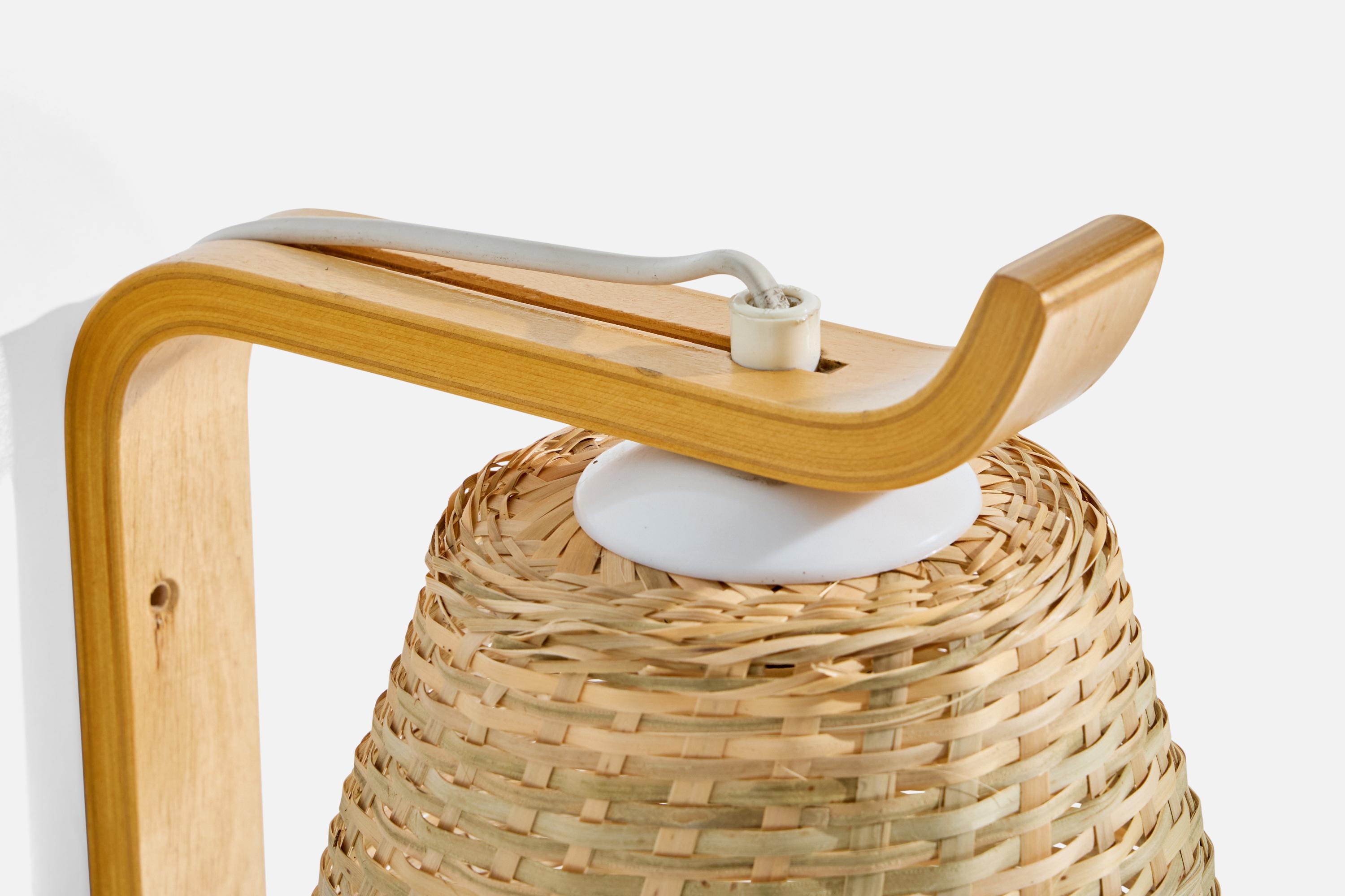 Fine XX secolo Designer svedese, lampade da parete, legno, rattan, Svezia, anni '70 in vendita