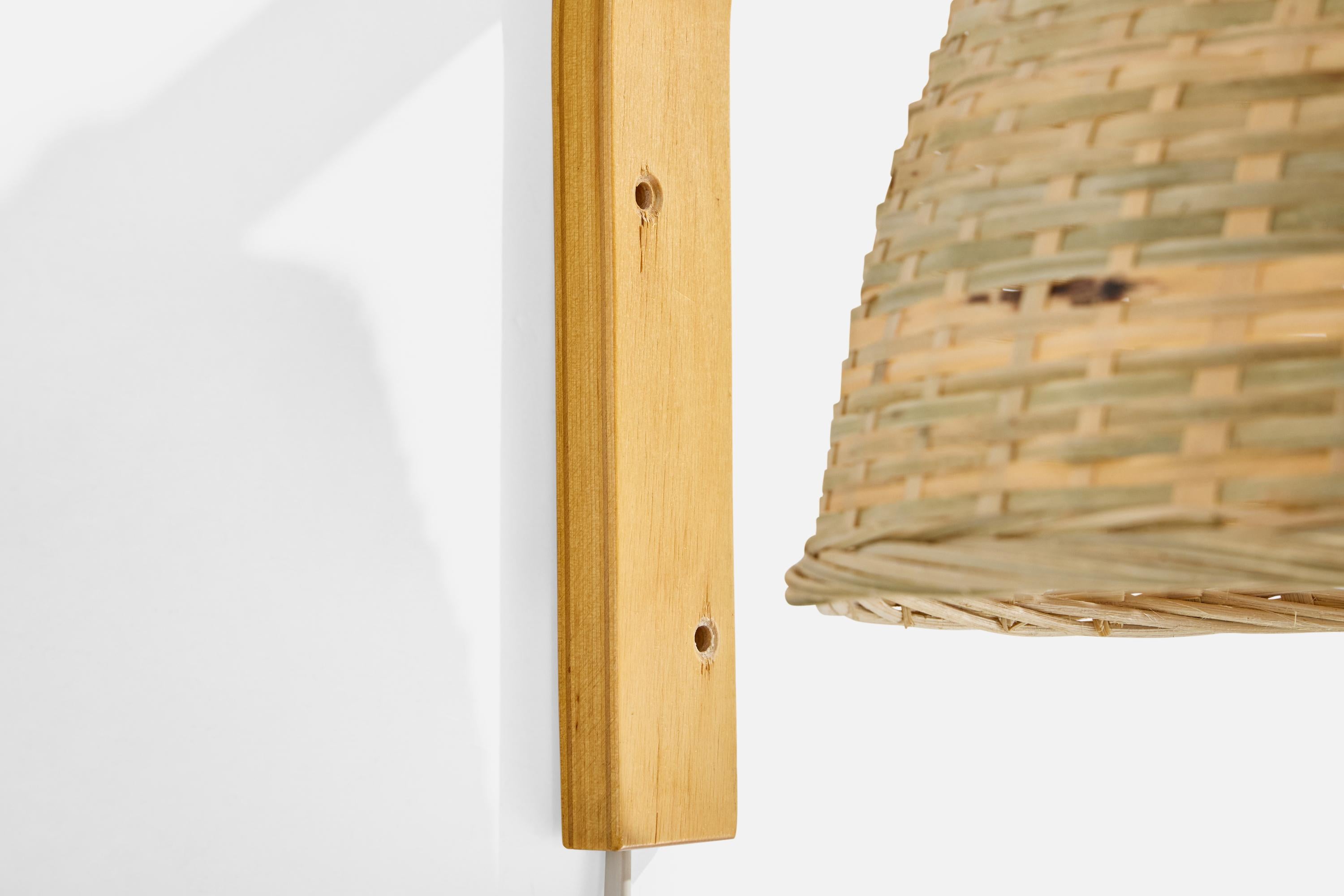 Designer svedese, lampade da parete, legno, rattan, Svezia, anni '70 in vendita 1