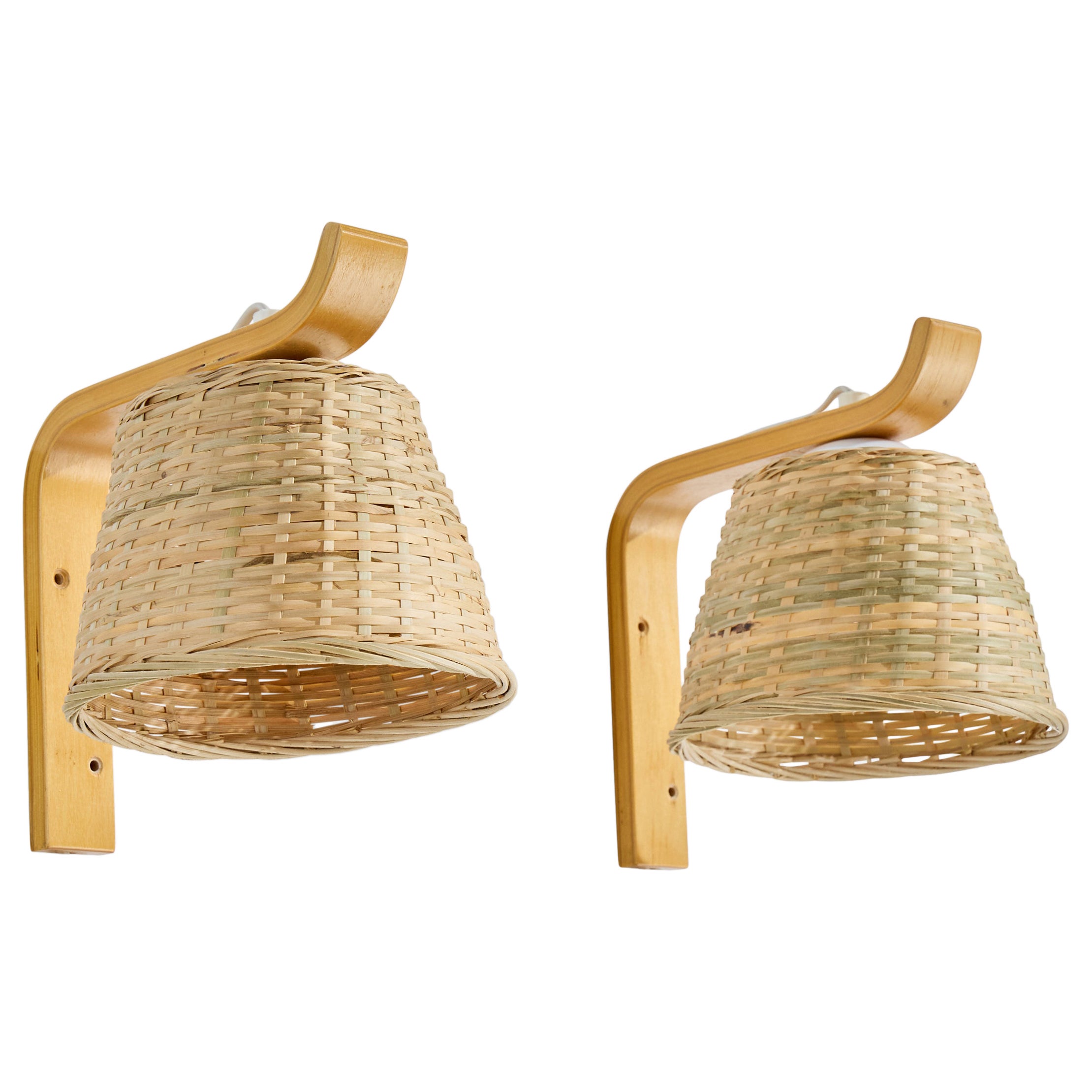Designer svedese, lampade da parete, legno, rattan, Svezia, anni '70 in vendita