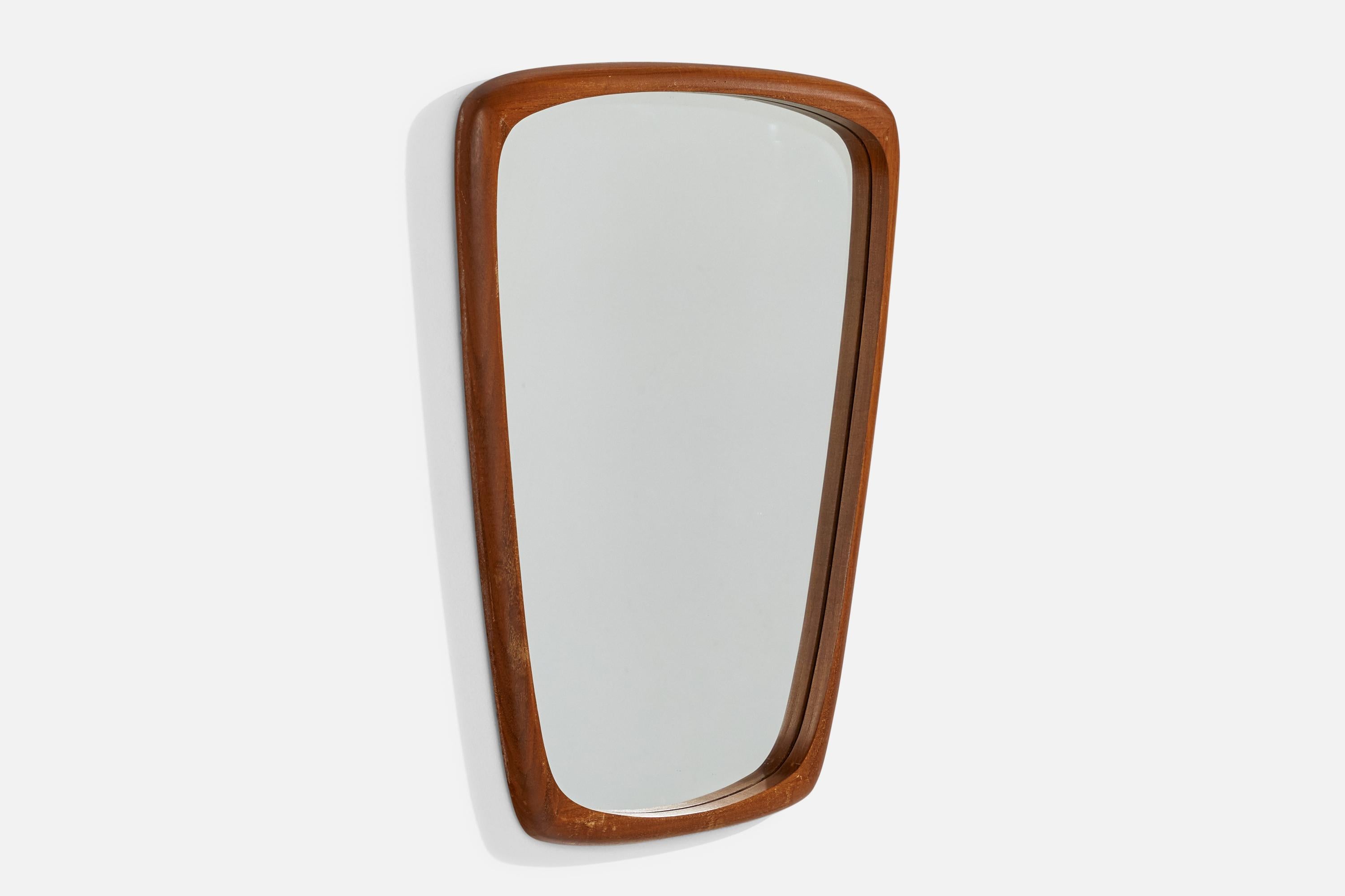 Suédois Designer suédois, miroir mural, teck sculpté, verre de miroir, Suède, années 1950 en vente