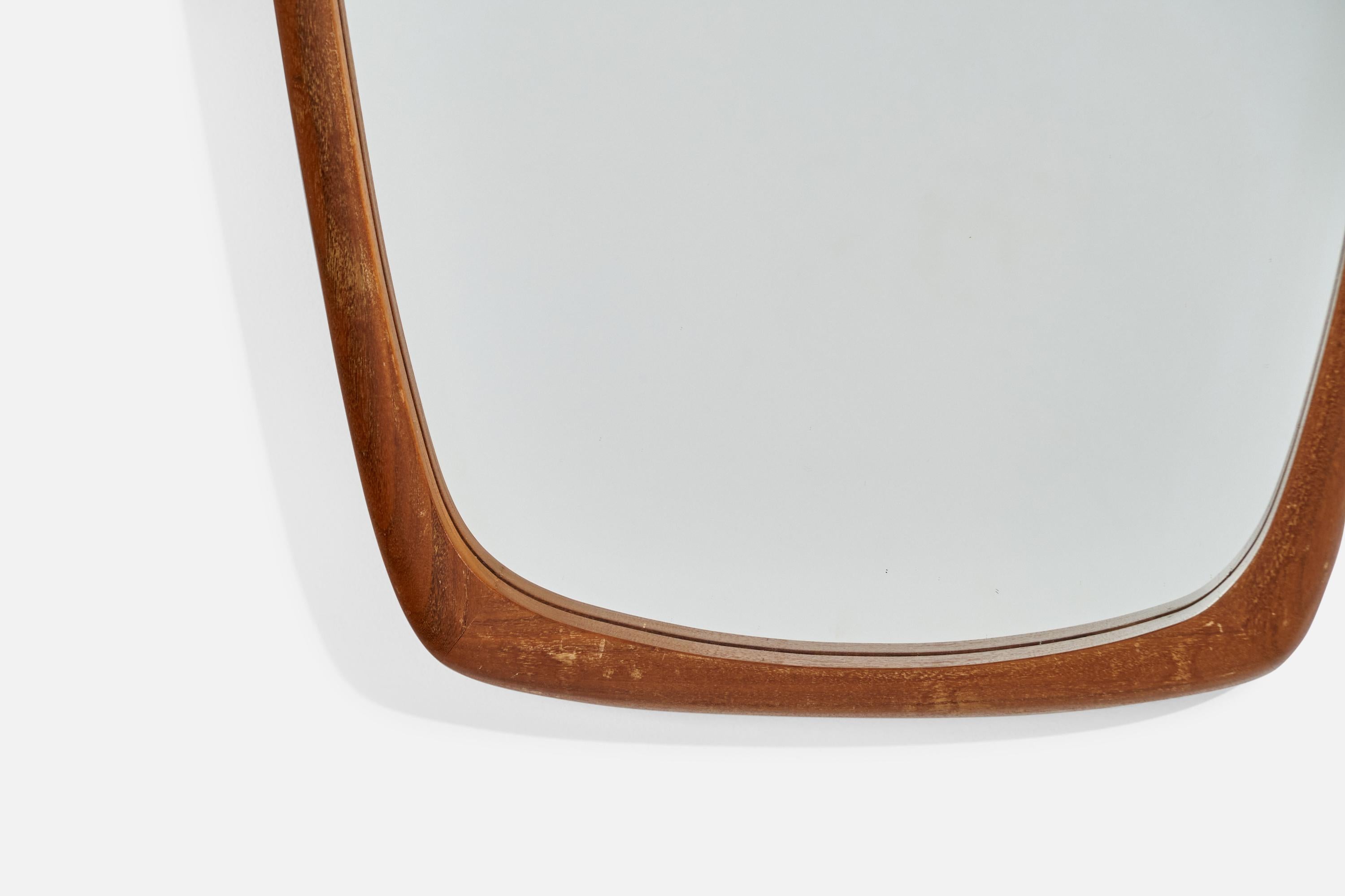Miroir Designer suédois, miroir mural, teck sculpté, verre de miroir, Suède, années 1950 en vente