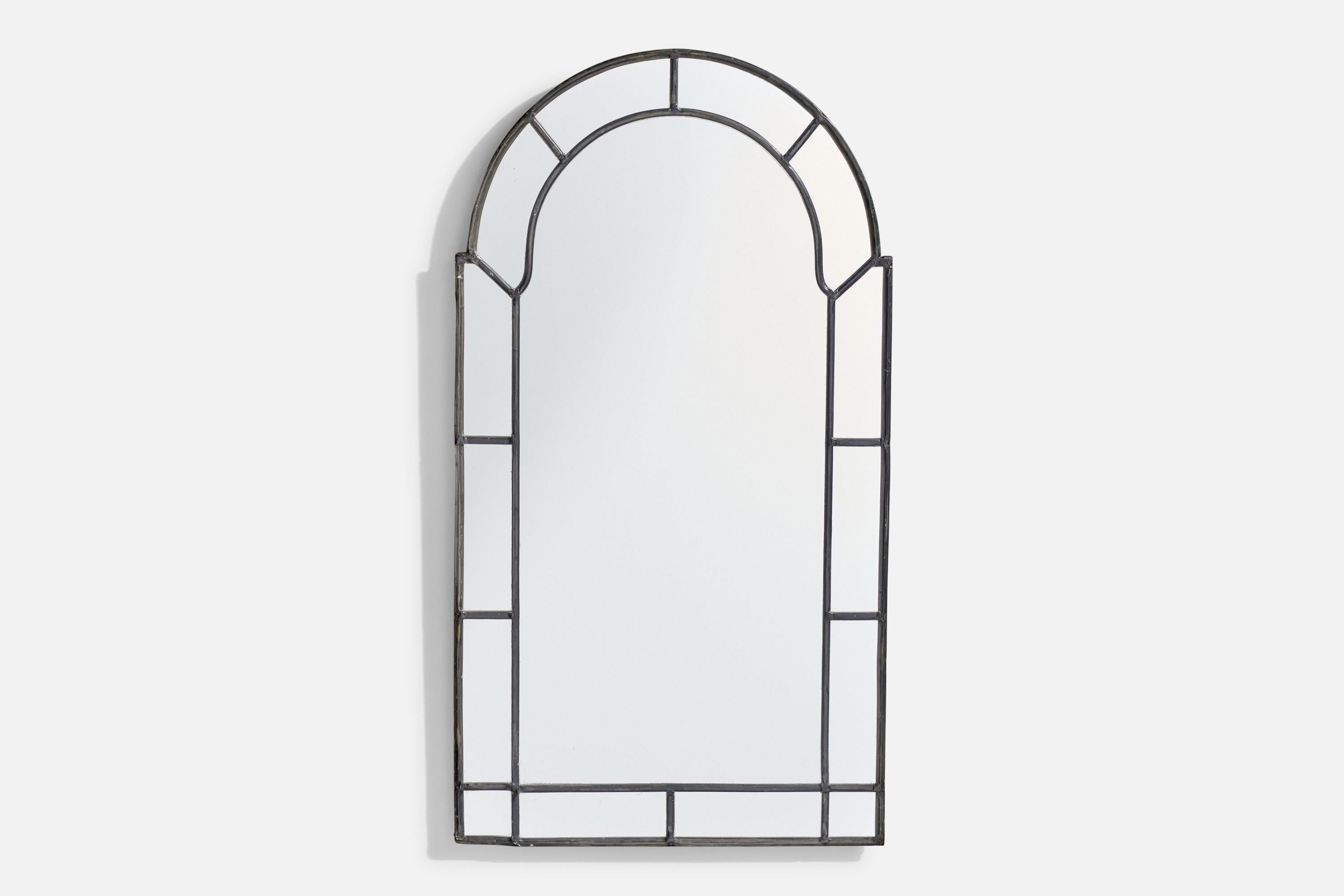 Espejo de pared metálico diseñado y fabricado en Suecia, c. década de 1940.

