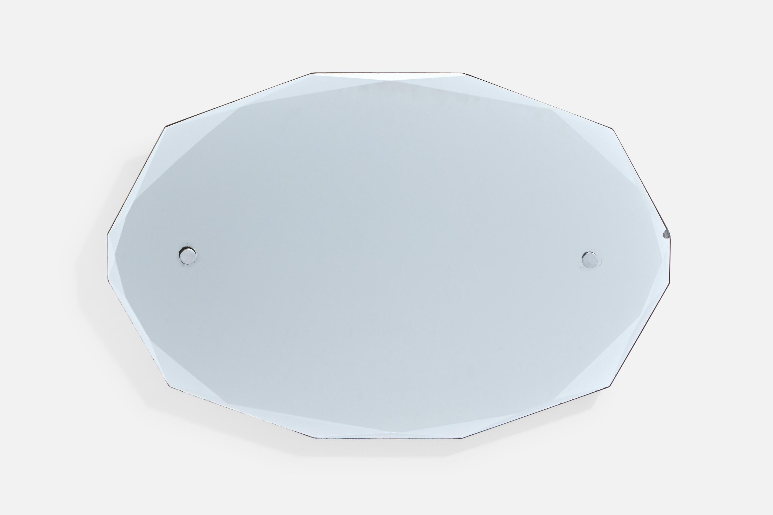 Miroir à bord biseauté et miroir mural en métal probablement conçus et produits en Suède, vers les années 1940.

Perte mineure de verre sur le bord latéral du miroir.

Dimensions globales (pouces) : 14.25 