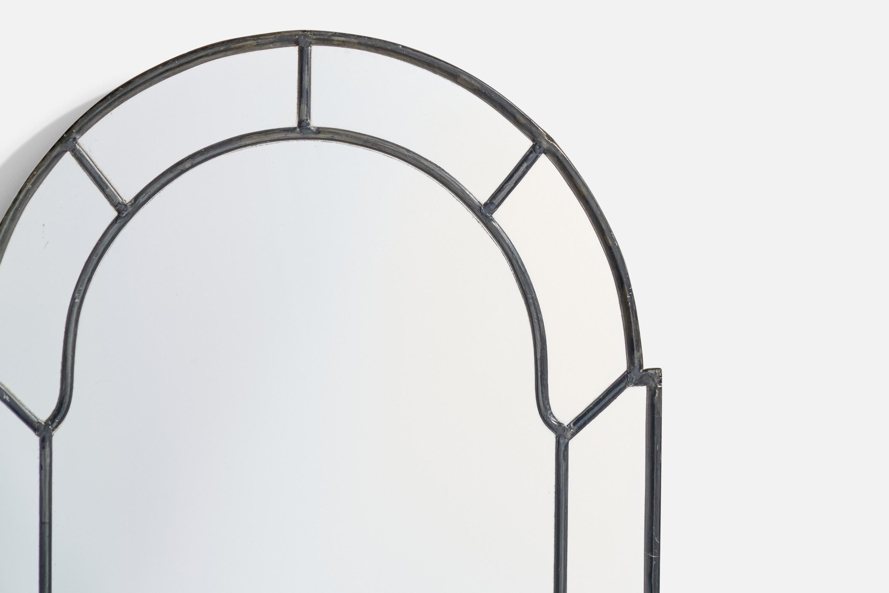 Diseñador sueco, espejo de pared, metal, Suecia, años 40 en Bueno estado para la venta en High Point, NC