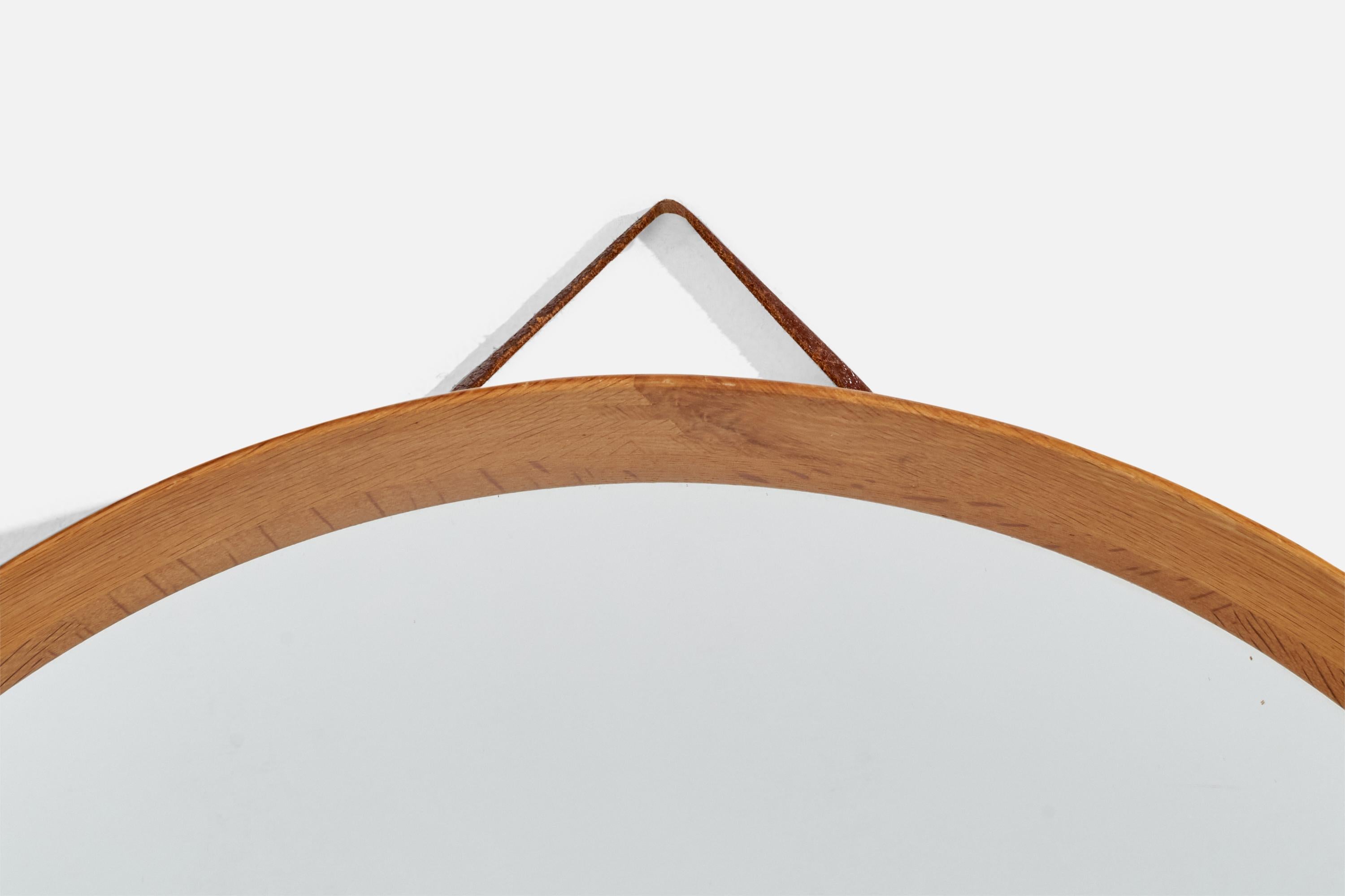 Mid-Century Modern Designer suédois, miroir mural, chêne, cuir, Suède, années 1960 en vente