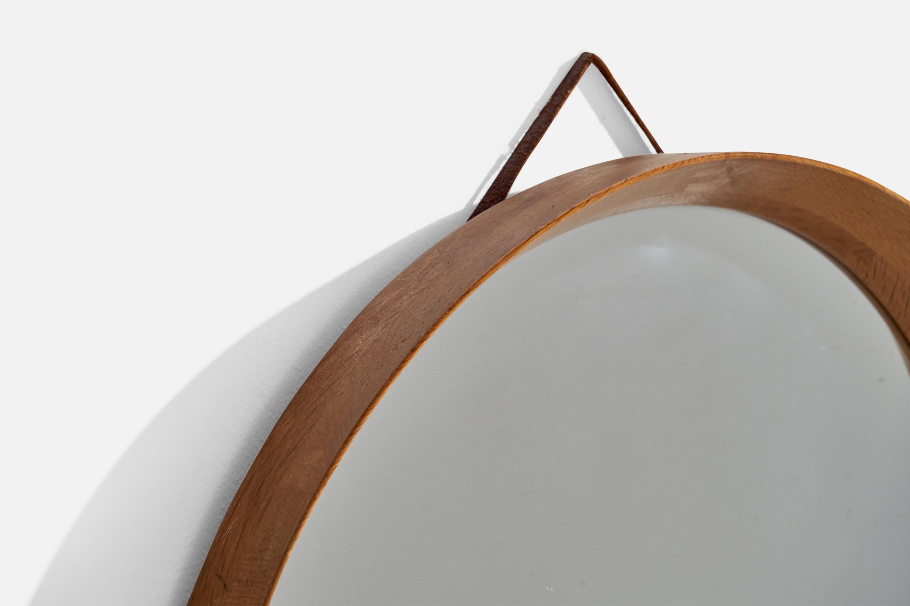 Suédois Designer suédois, miroir mural, chêne, cuir, Suède, années 1960 en vente