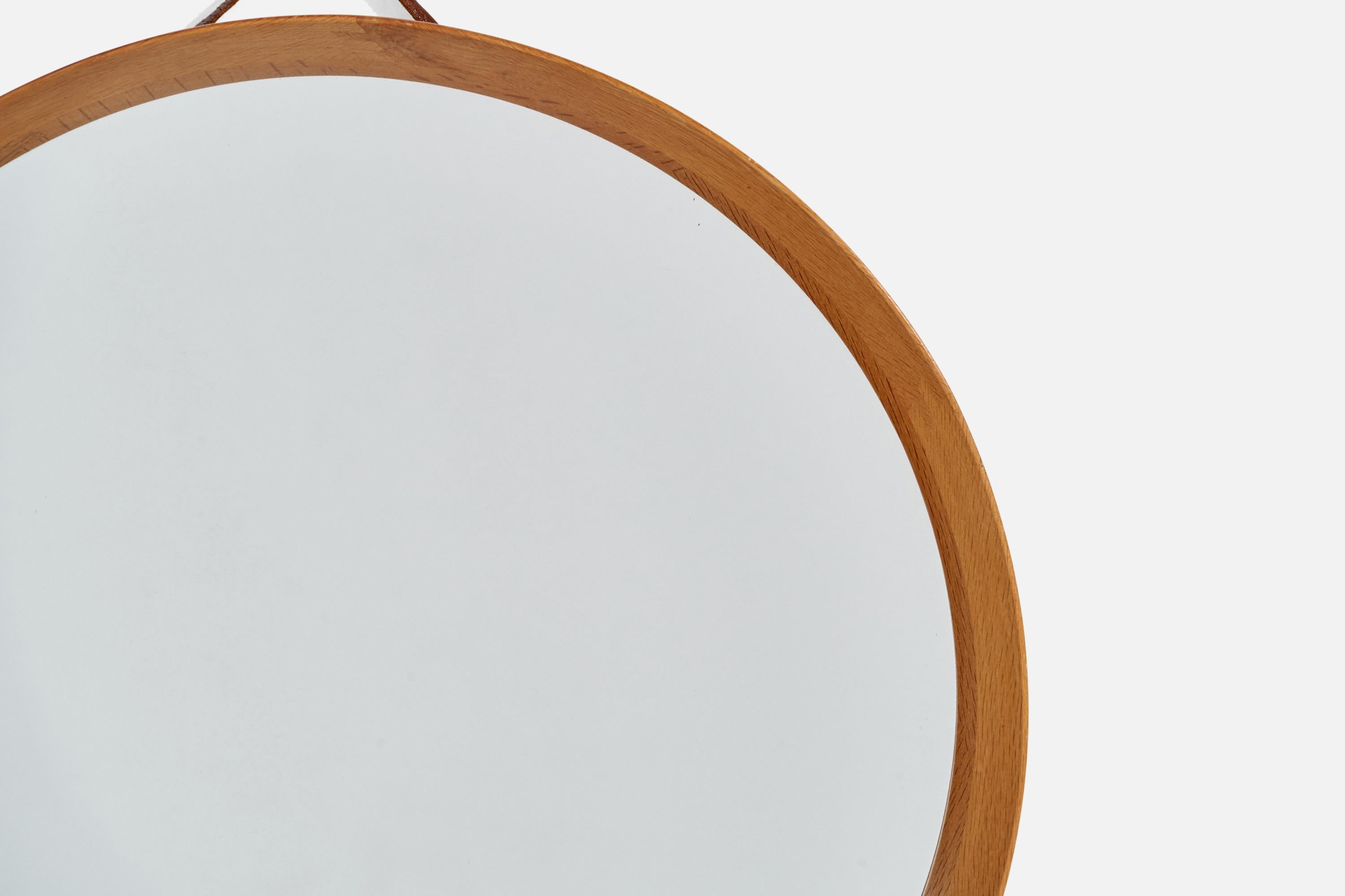 Designer suédois, miroir mural, chêne, cuir, Suède, années 1960 Bon état - En vente à High Point, NC