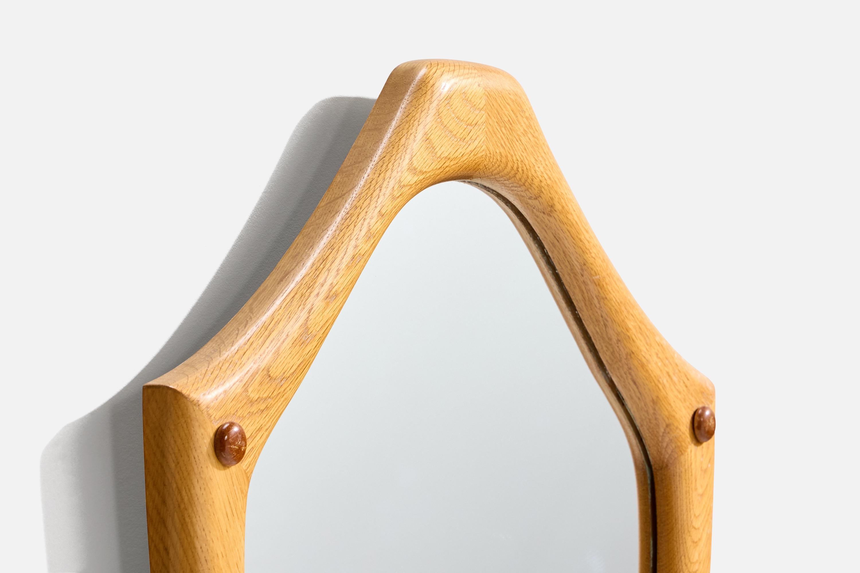 Schwedischer Designer, Wandspiegel, Eiche, Spiegelglas, Schweden, 1950er Jahre im Zustand „Gut“ im Angebot in High Point, NC