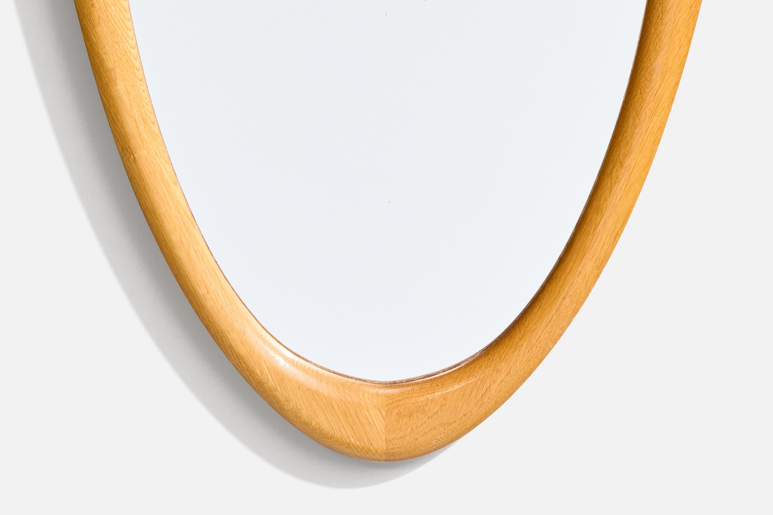 Schwedischer Designer, Wandspiegel, Eiche, Spiegelglas, Schweden, 1950er Jahre (Eichenholz) im Angebot