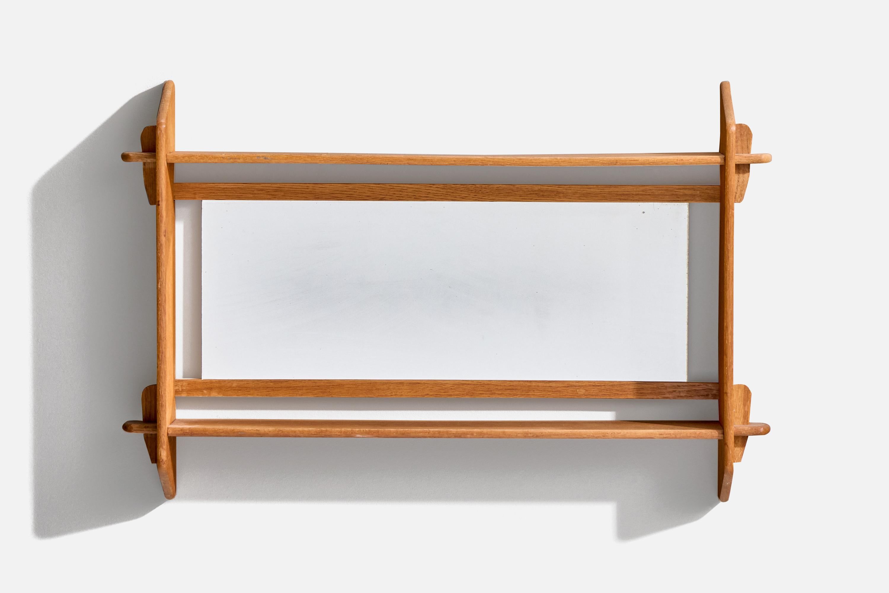 Miroir mural en chêne conçu et produit par un designer suédois, Suède, années 1960.