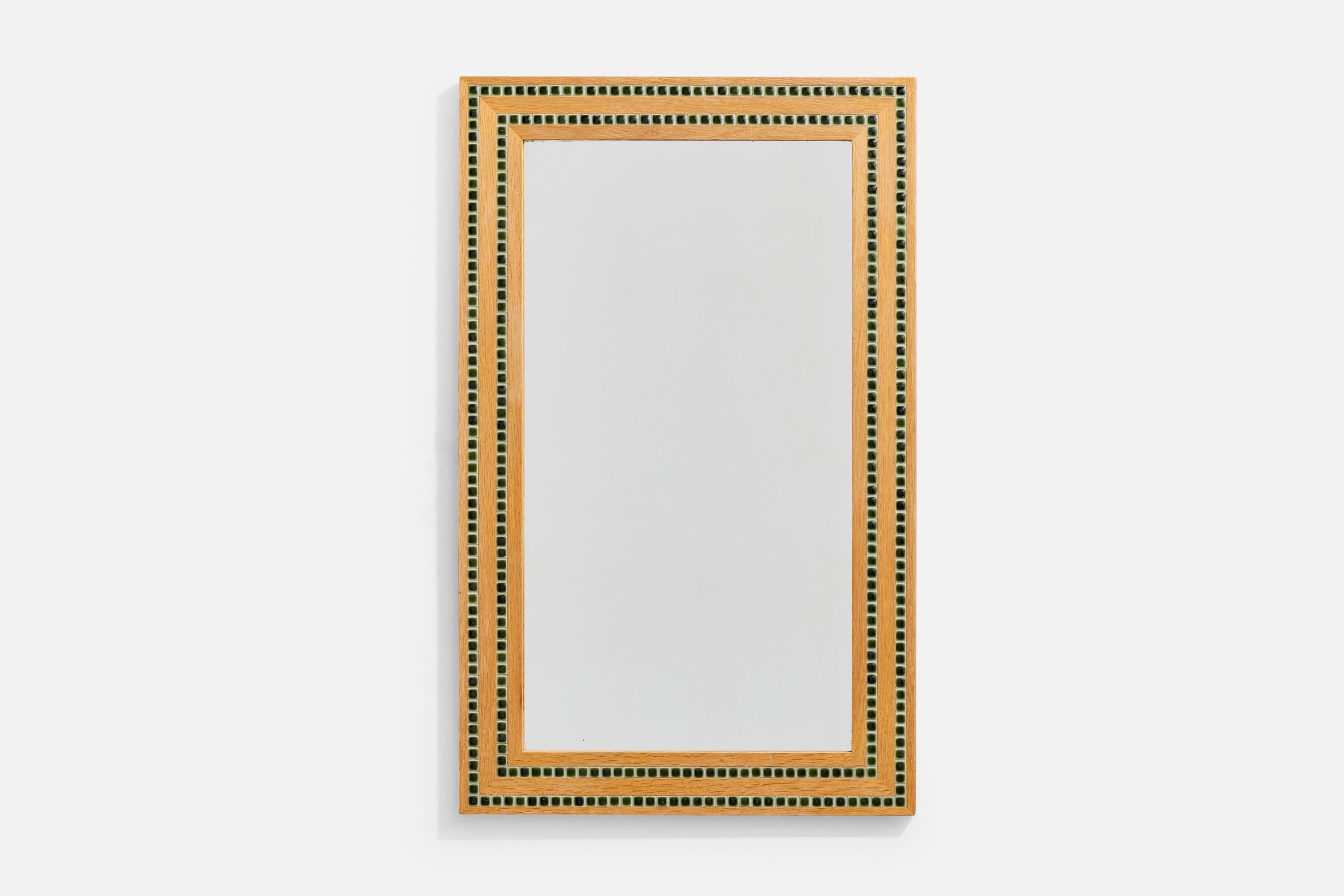 Espejo de pared de pino y cerámica vidriada en verde, diseñado y fabricado en Suecia, c. 1970.

Desgaste propio de la edad y el uso

Dimensiones totales (pulgadas): 30,0 